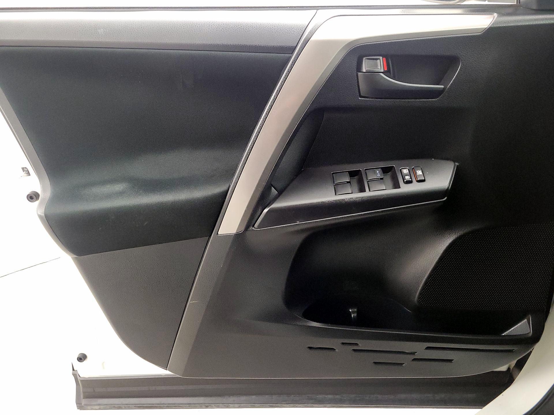 Thumbnail: 2018 Toyota RAV4 - 12