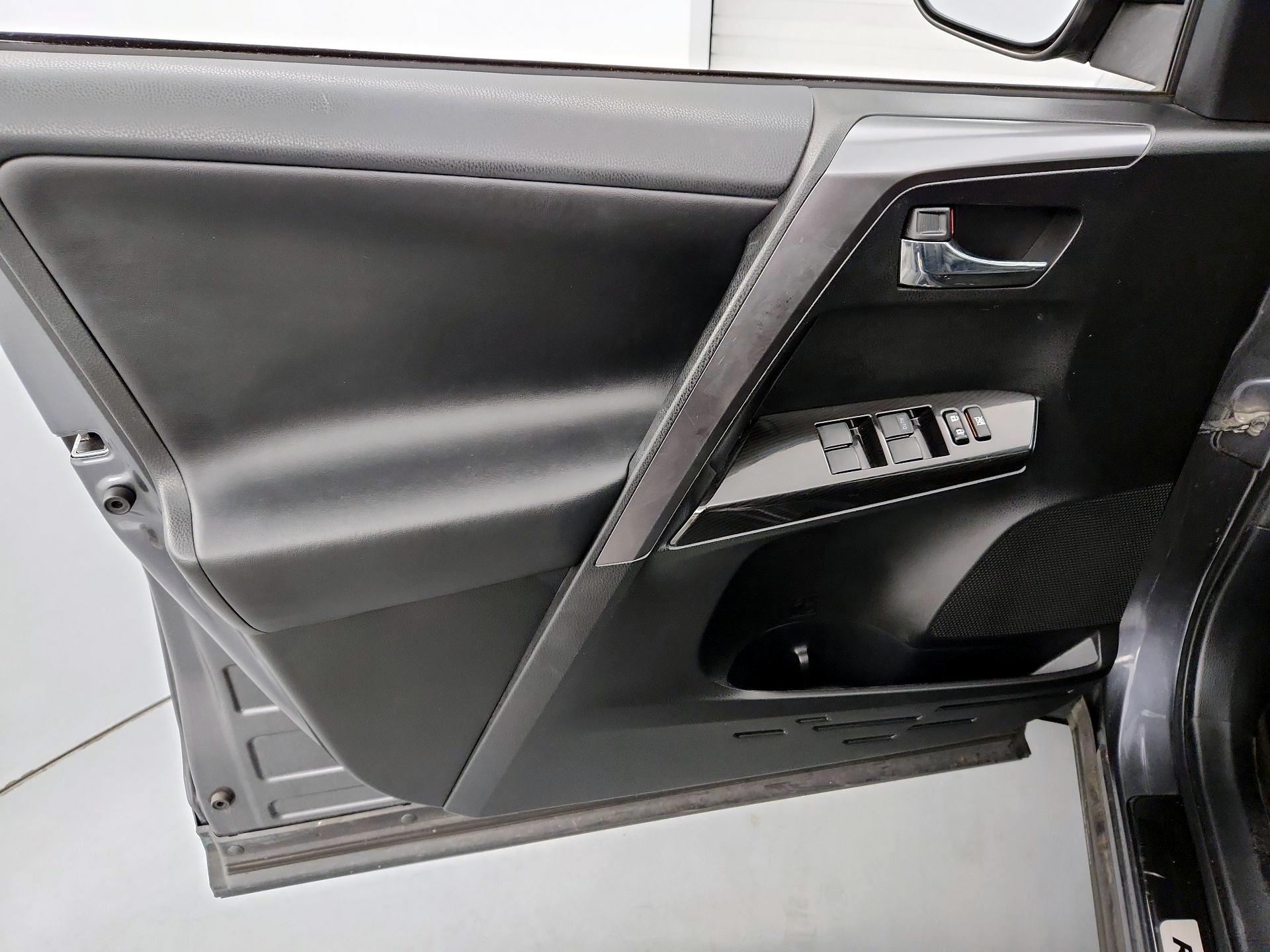 Thumbnail: 2016 Toyota RAV4 - 12