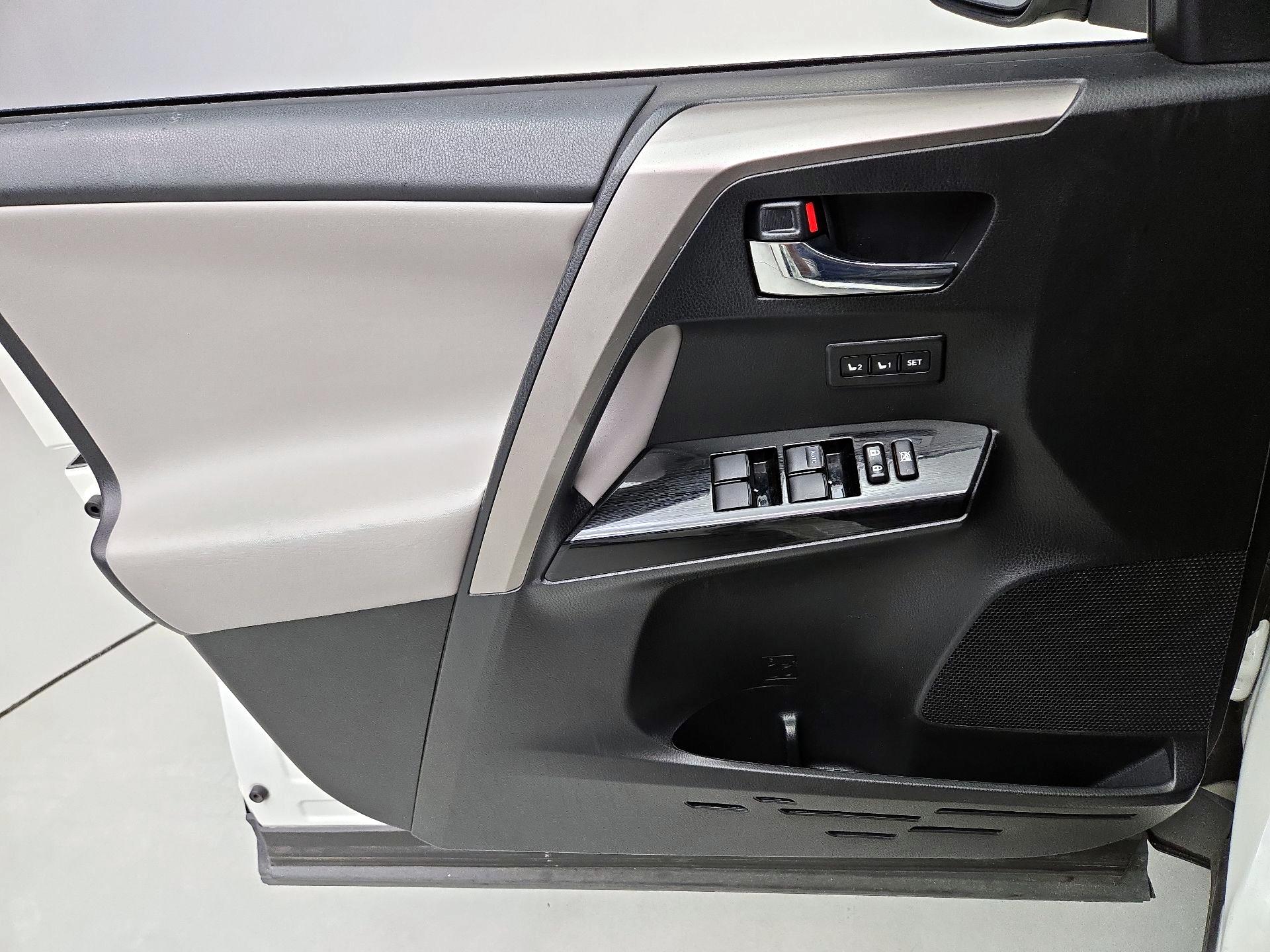 Thumbnail: 2018 Toyota RAV4 - 12