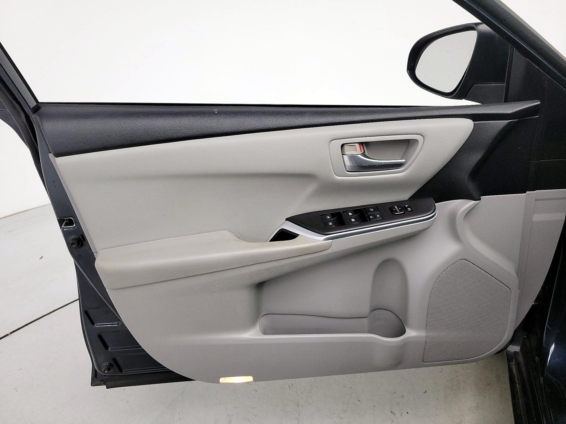 Thumbnail: 2015 Toyota Camry - 12