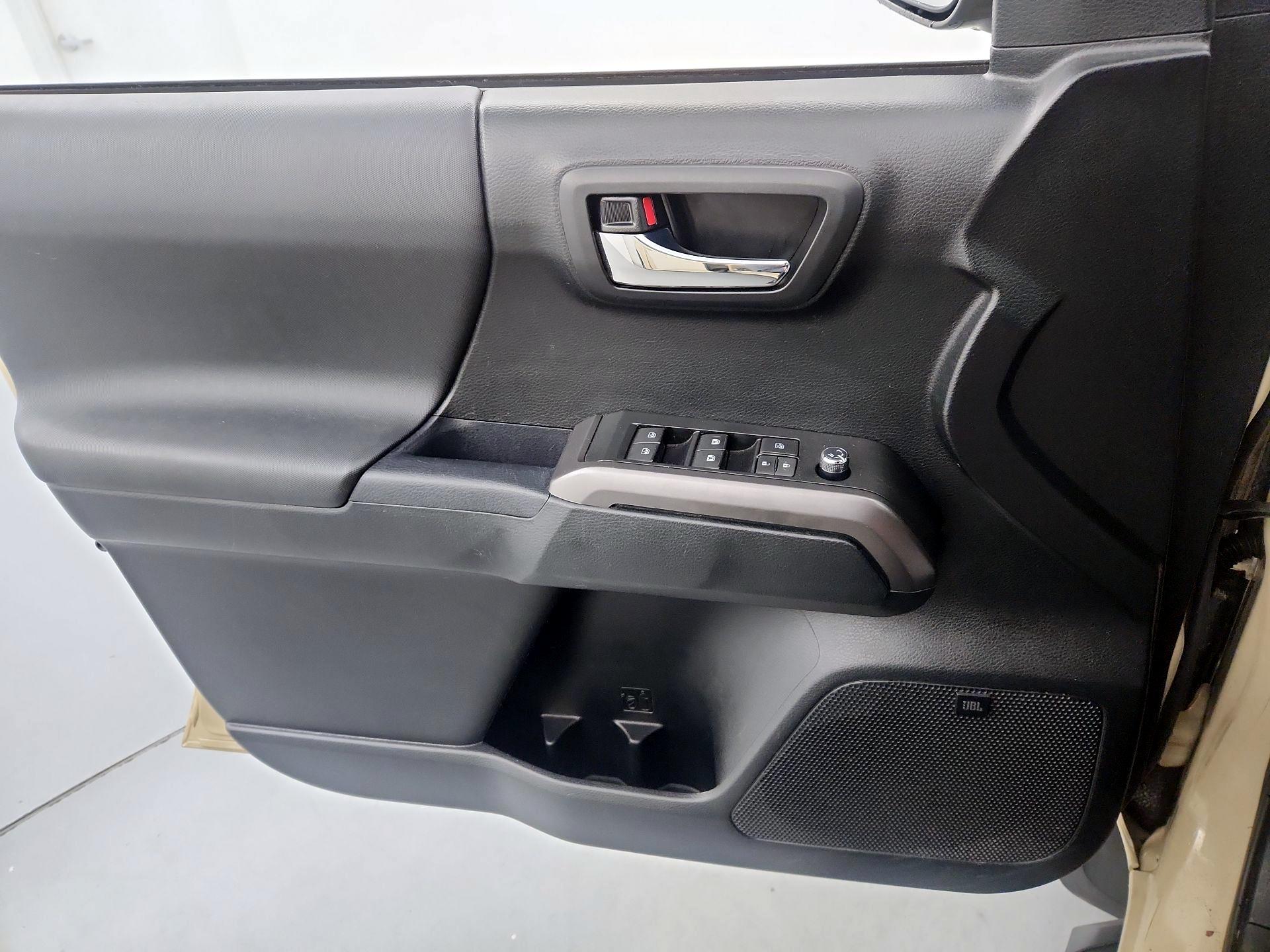 Thumbnail: 2017 Toyota Tacoma - 12