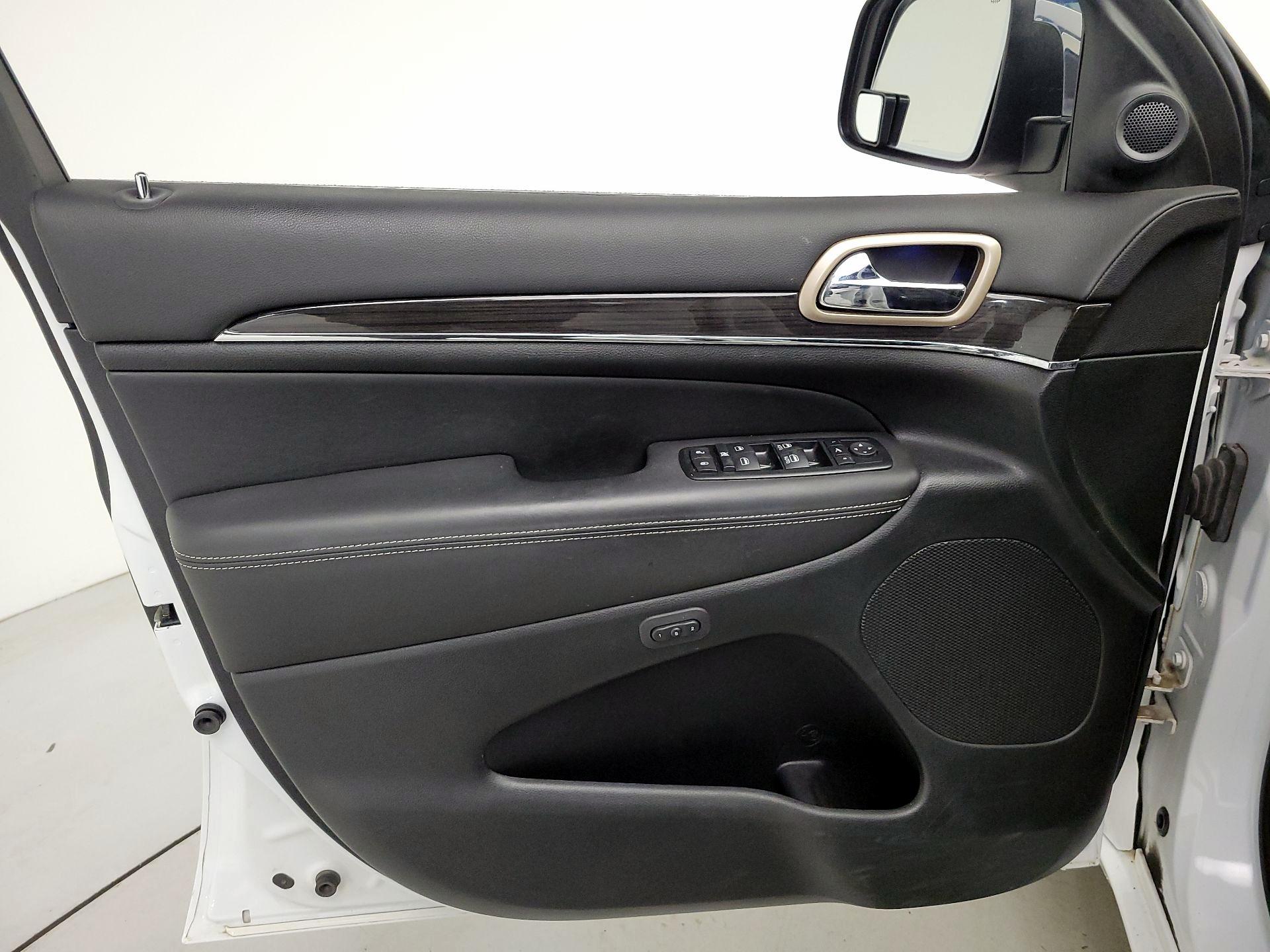 Thumbnail: 2015 Jeep Grand Cherokee - 12