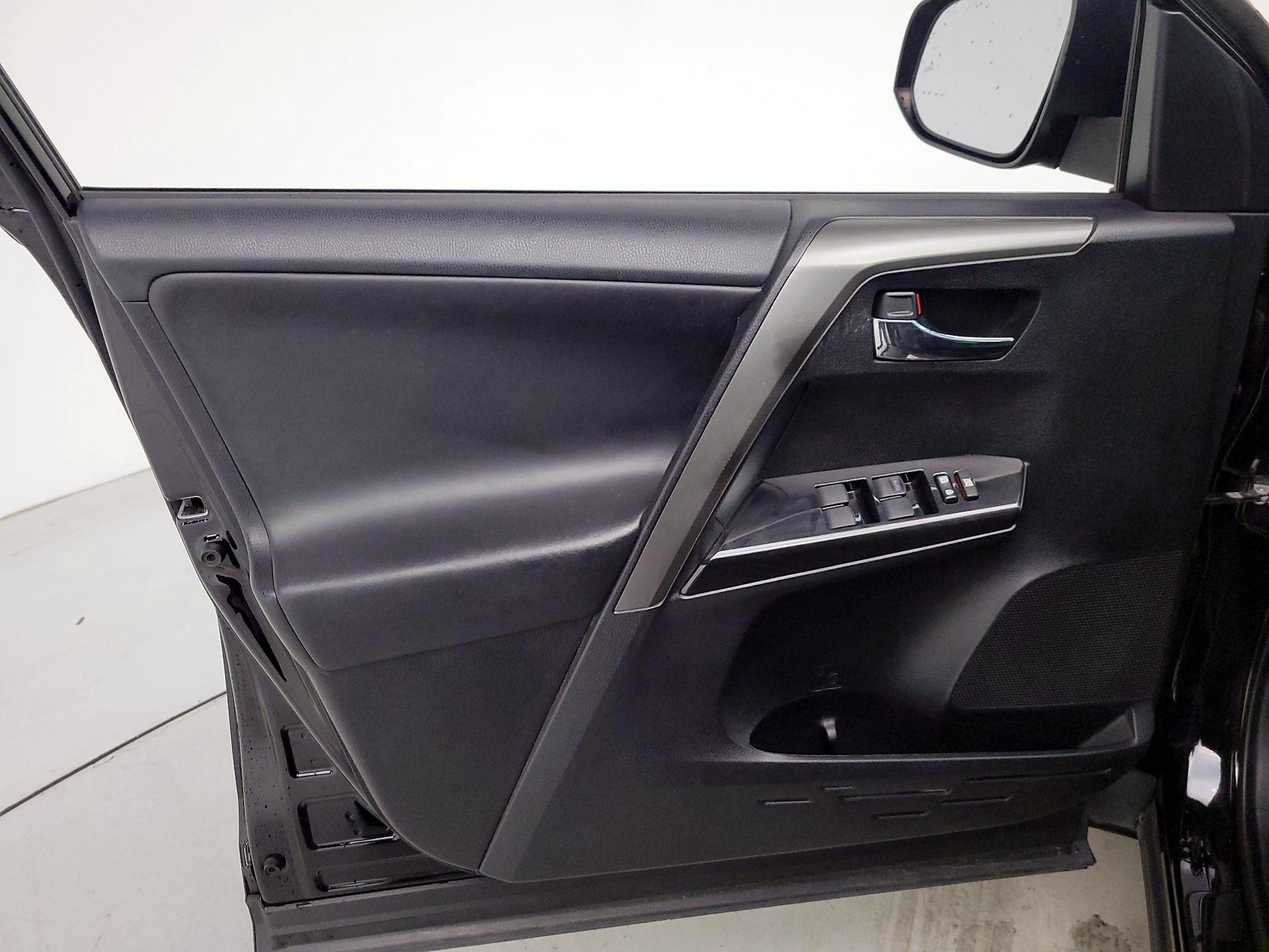 Thumbnail: 2016 Toyota RAV4 - 12