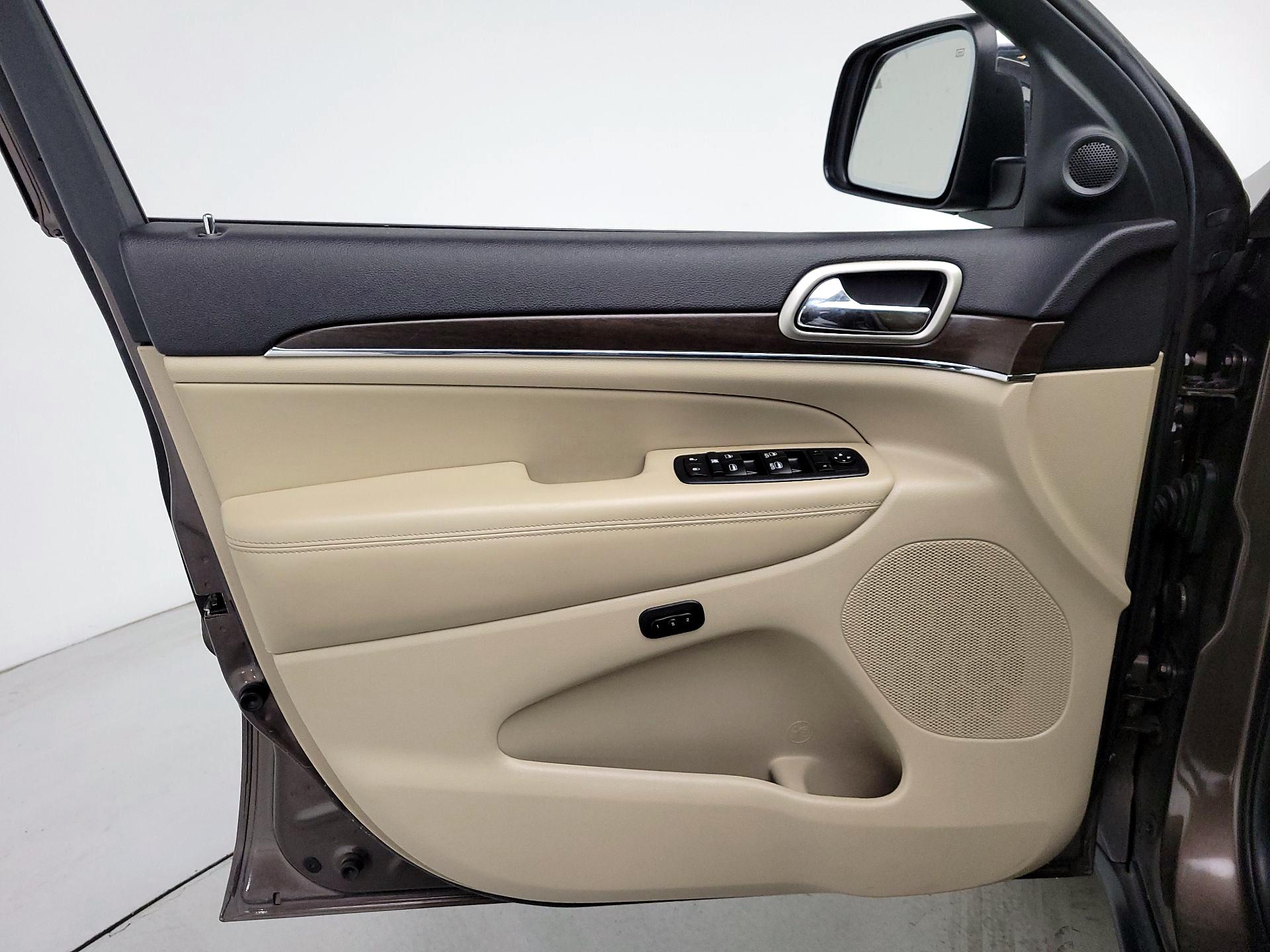 Thumbnail: 2017 Jeep Grand Cherokee - 12