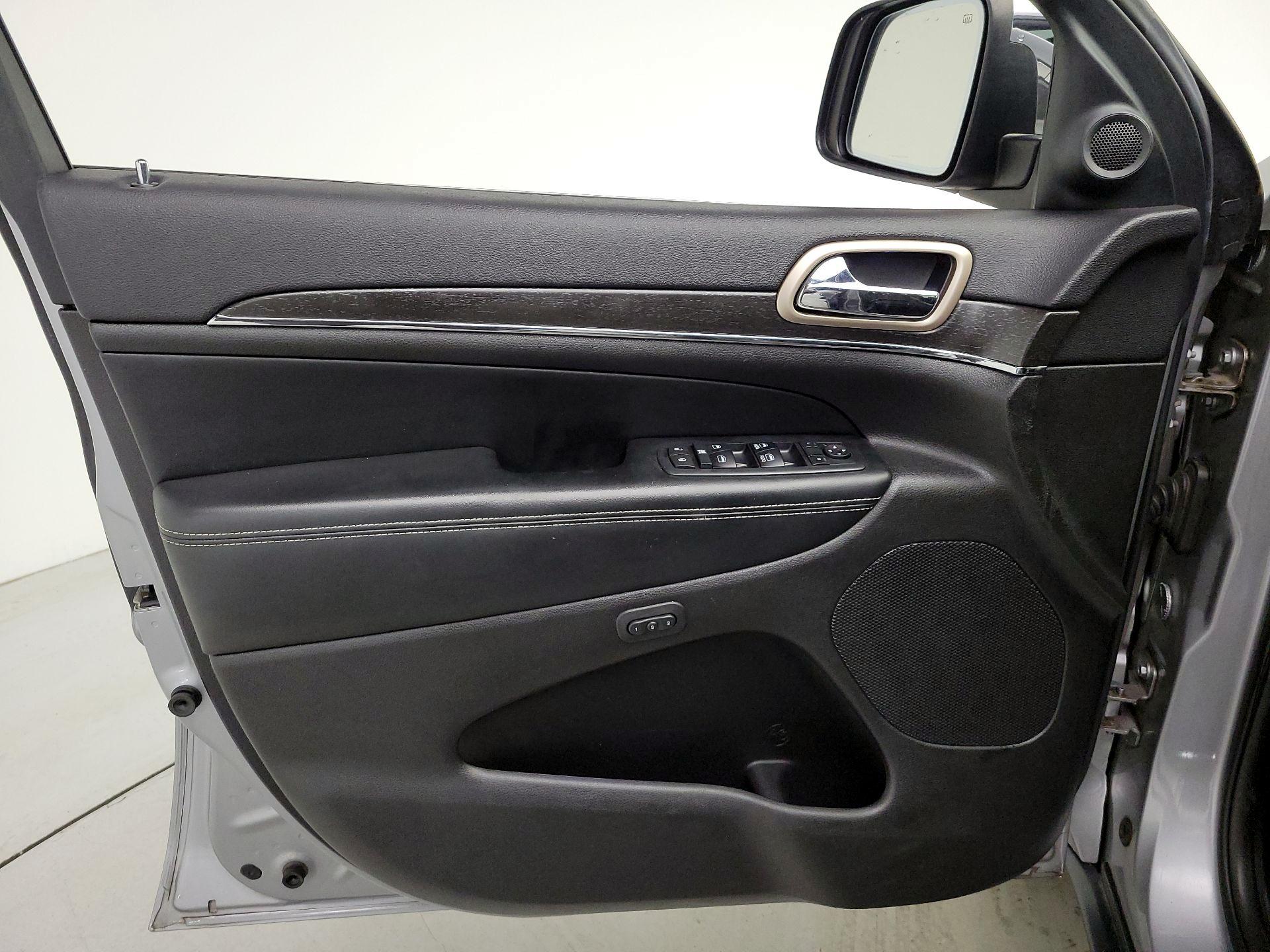 Thumbnail: 2017 Jeep Grand Cherokee - 12