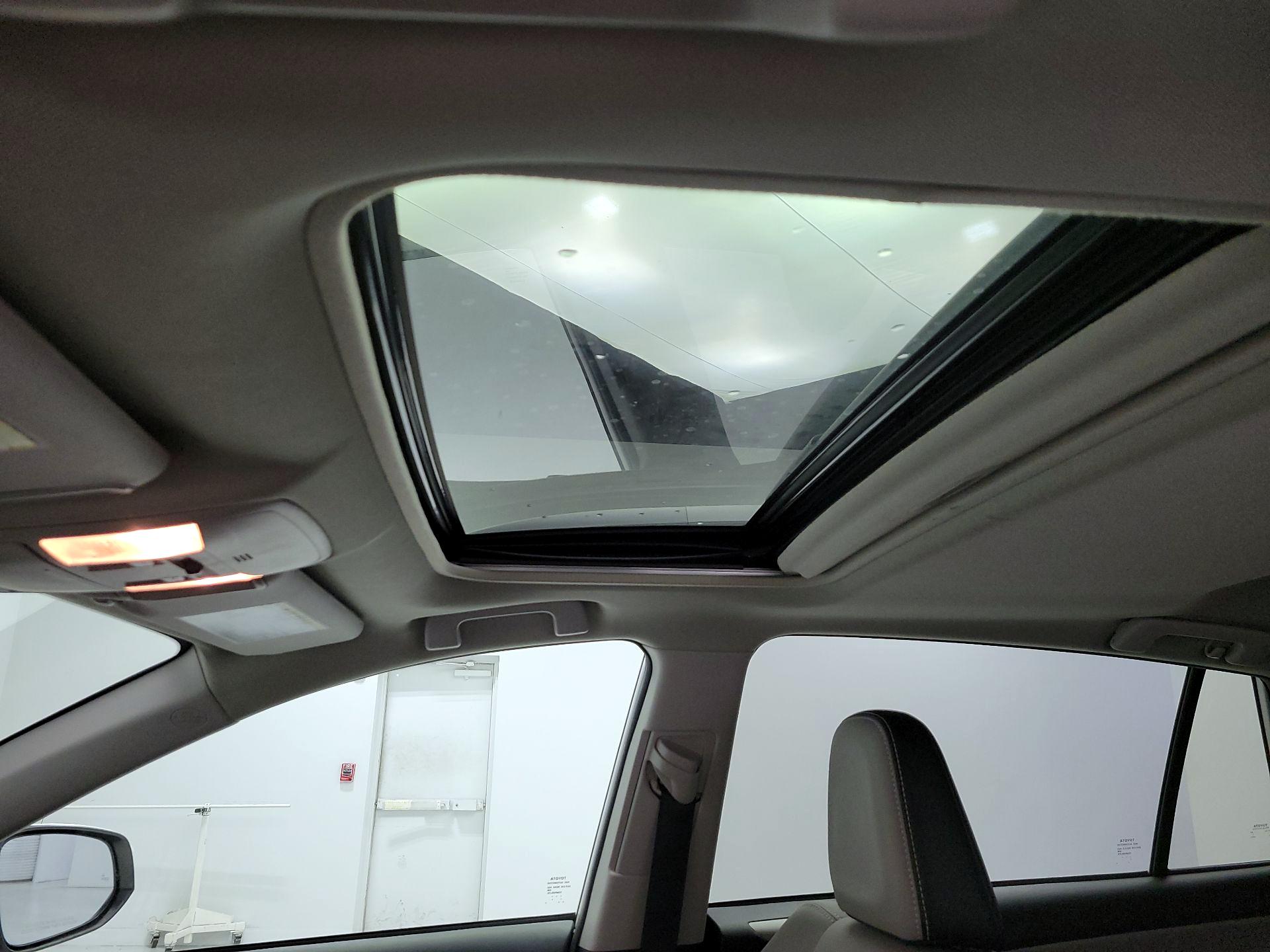 Thumbnail: 2017 Toyota RAV4 - 20