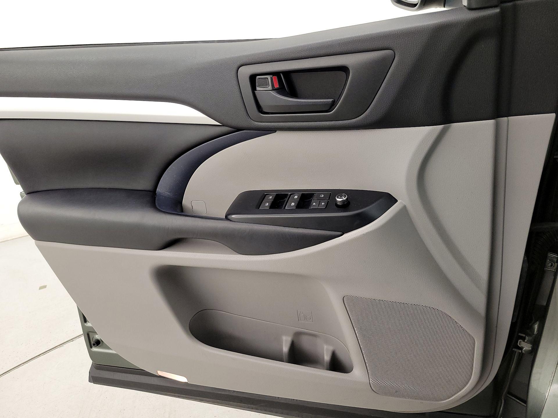 Thumbnail: 2019 Toyota Highlander - 12