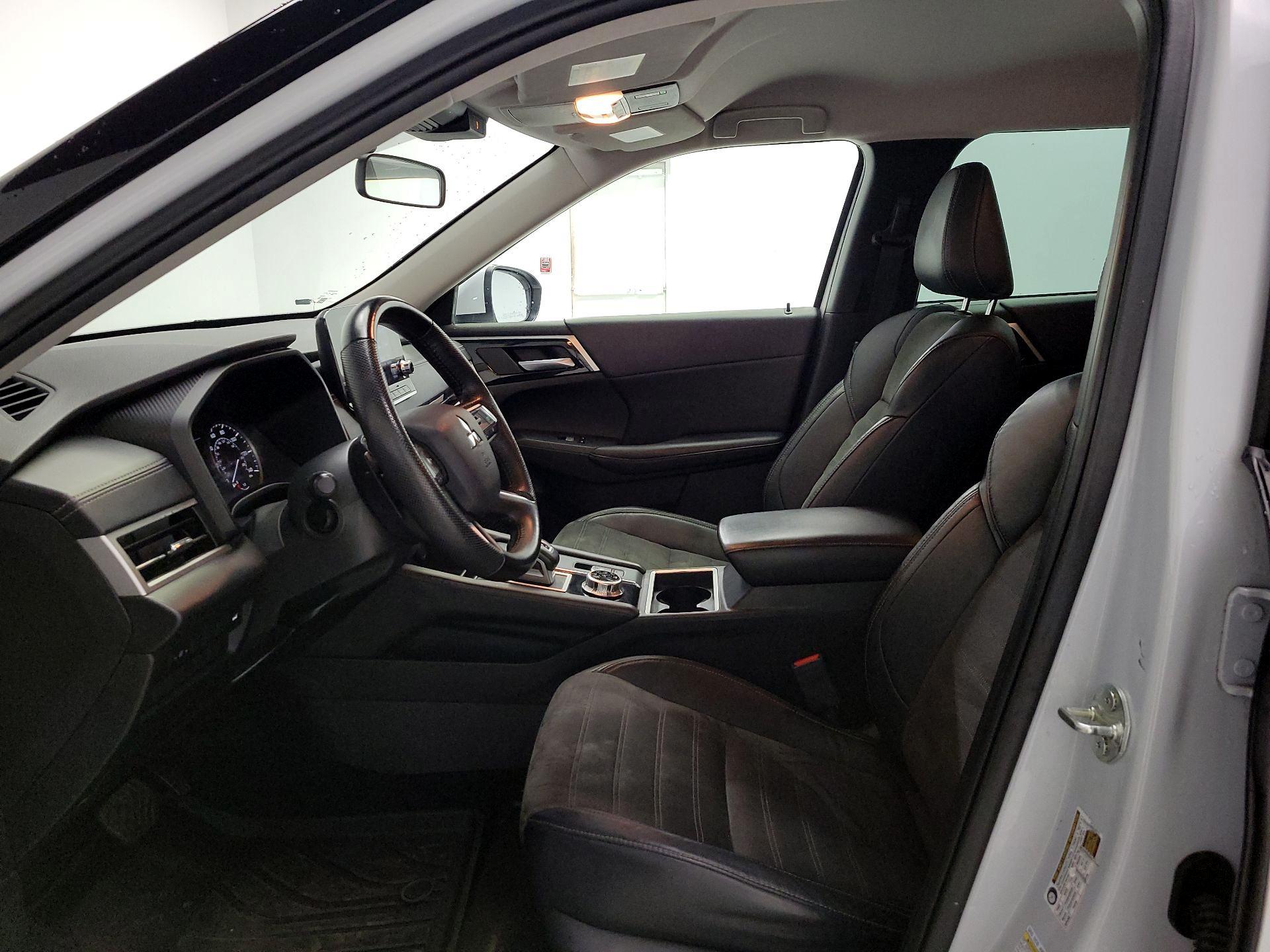 Thumbnail: 2023 Mitsubishi Outlander - 11