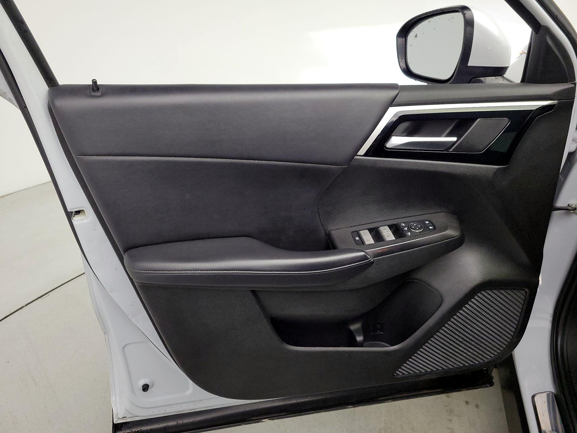 Thumbnail: 2023 Mitsubishi Outlander - 12