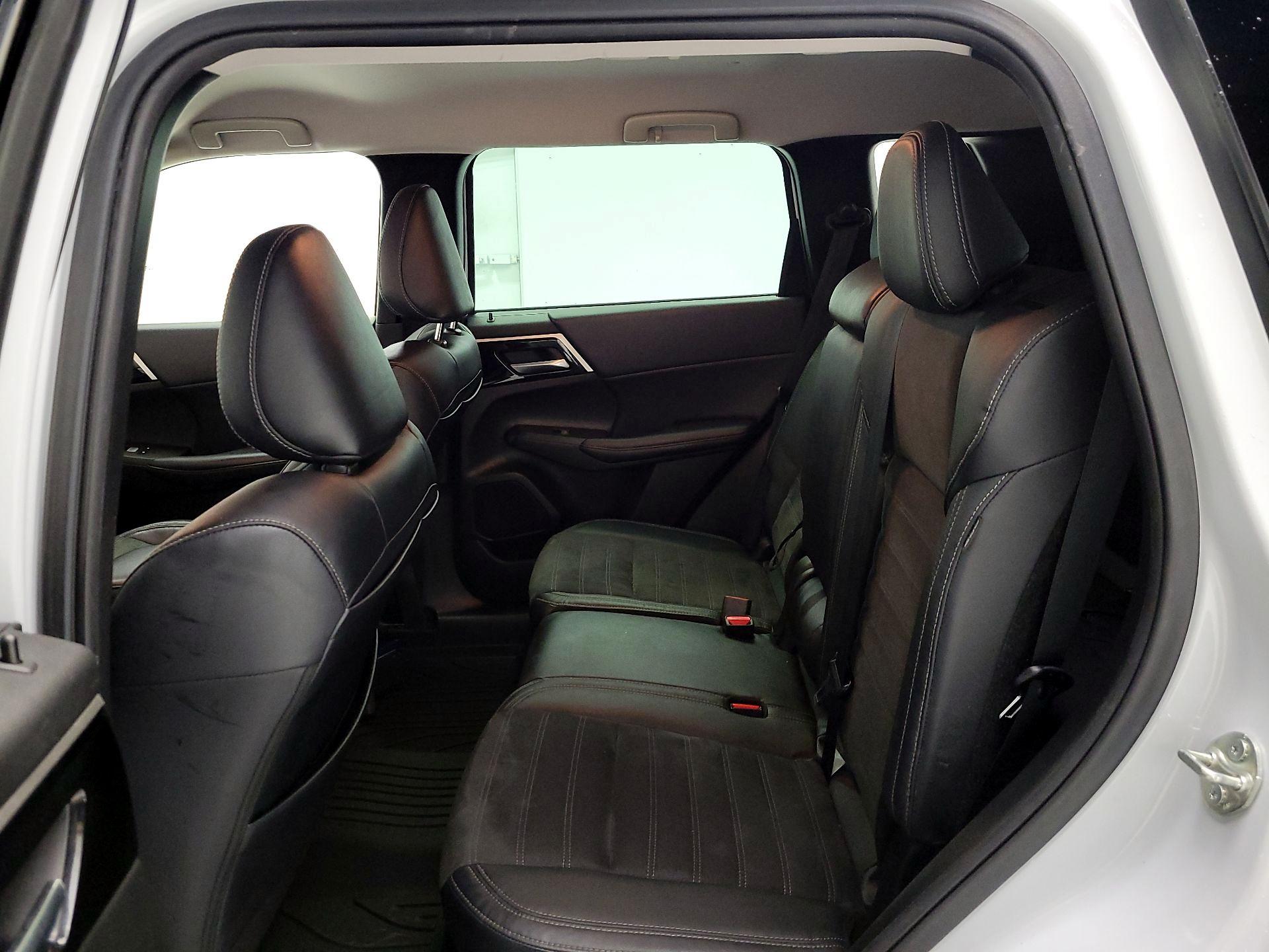 Thumbnail: 2023 Mitsubishi Outlander - 20