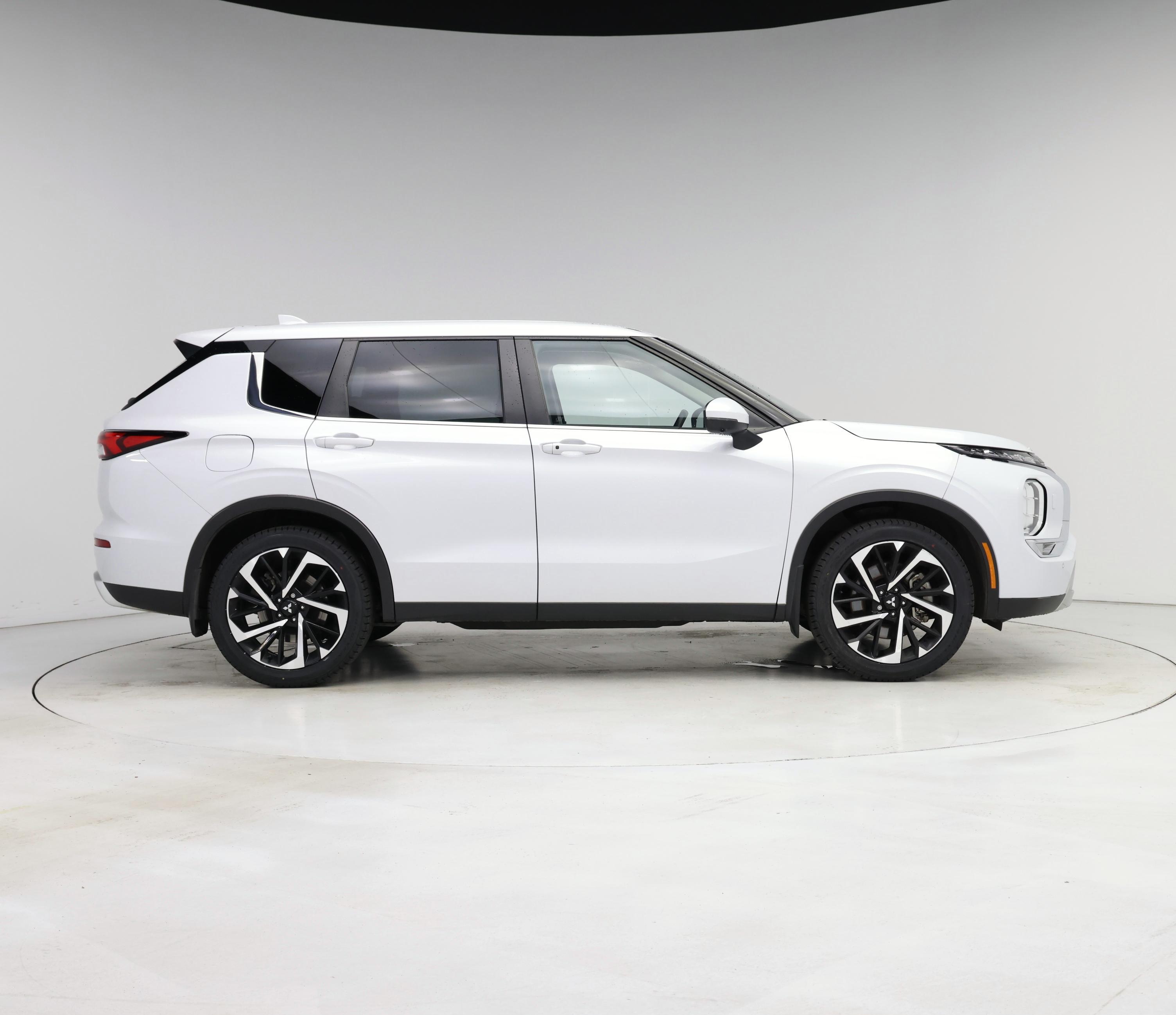 Thumbnail: 2023 Mitsubishi Outlander - 7