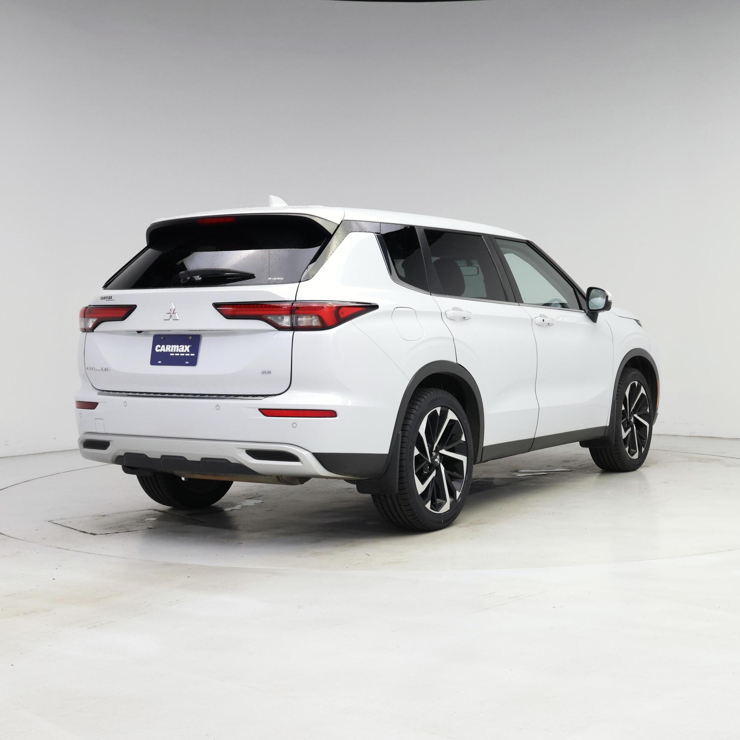 Thumbnail: 2023 Mitsubishi Outlander - 8