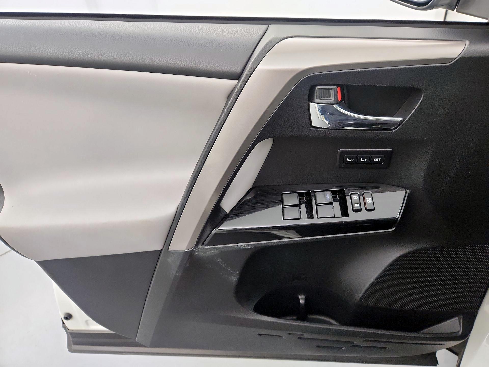 Thumbnail: 2018 Toyota RAV4 - 12