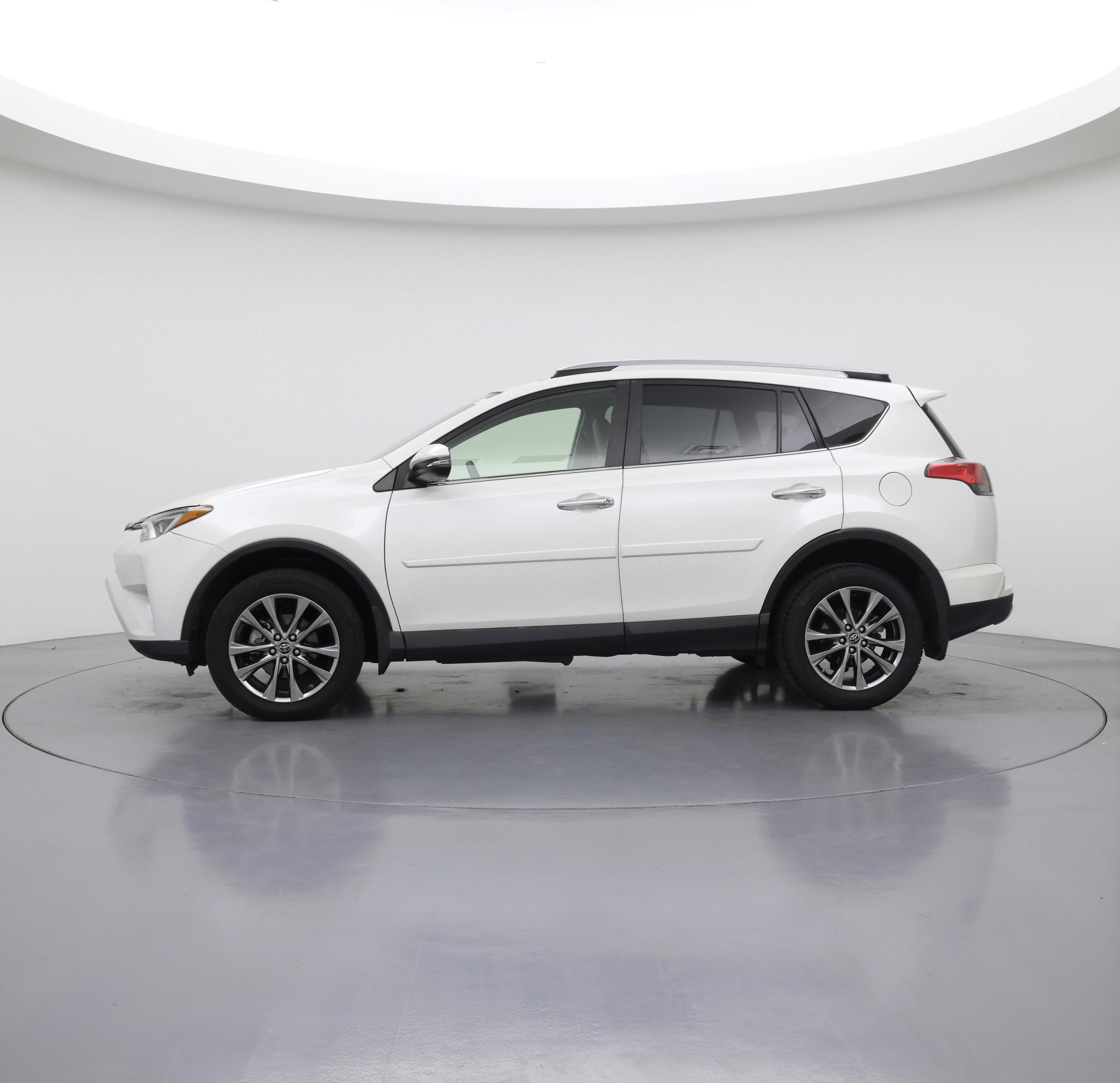 Thumbnail: 2018 Toyota RAV4 - 3