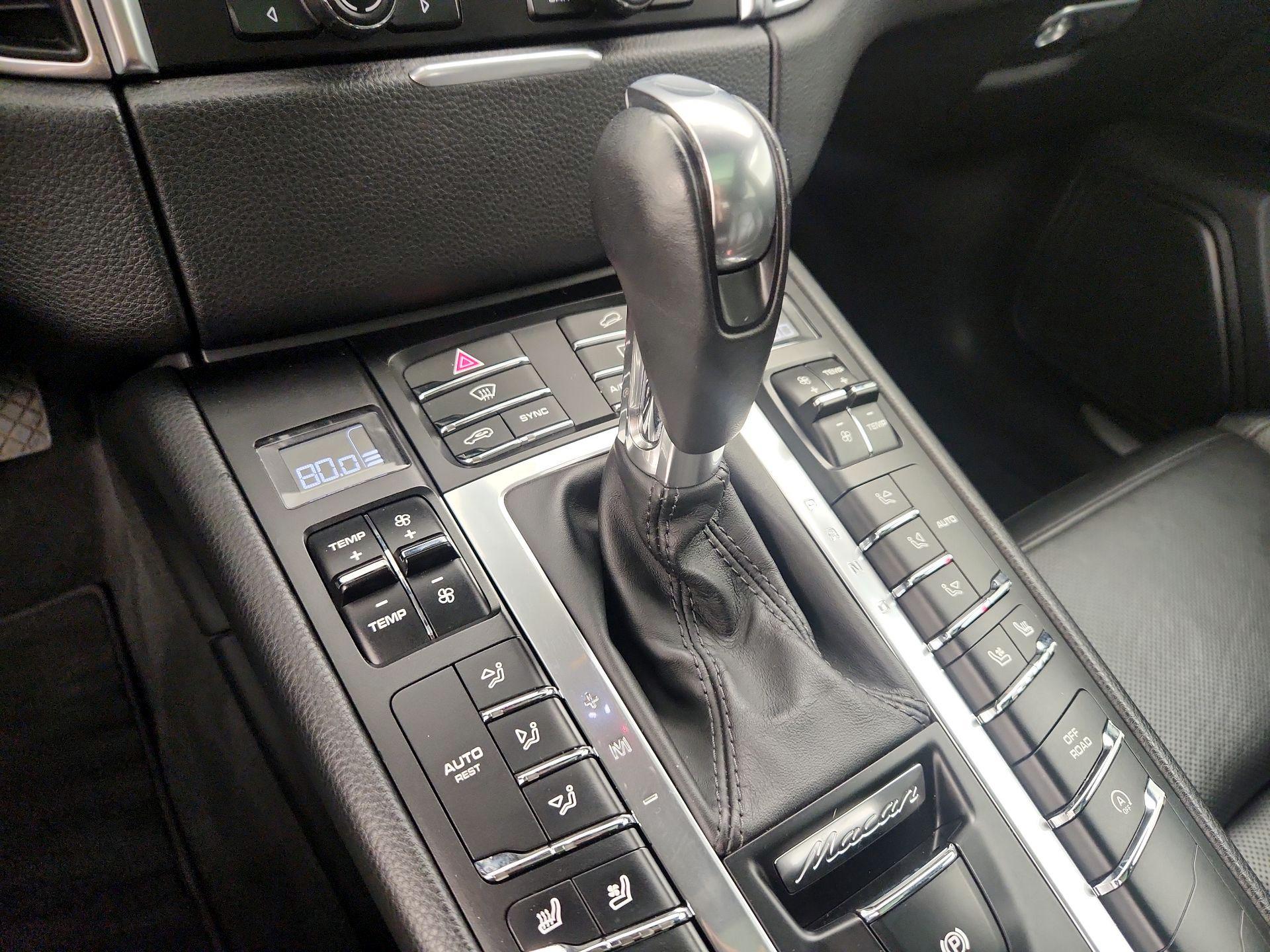 Thumbnail: 2016 Porsche Macan - 17