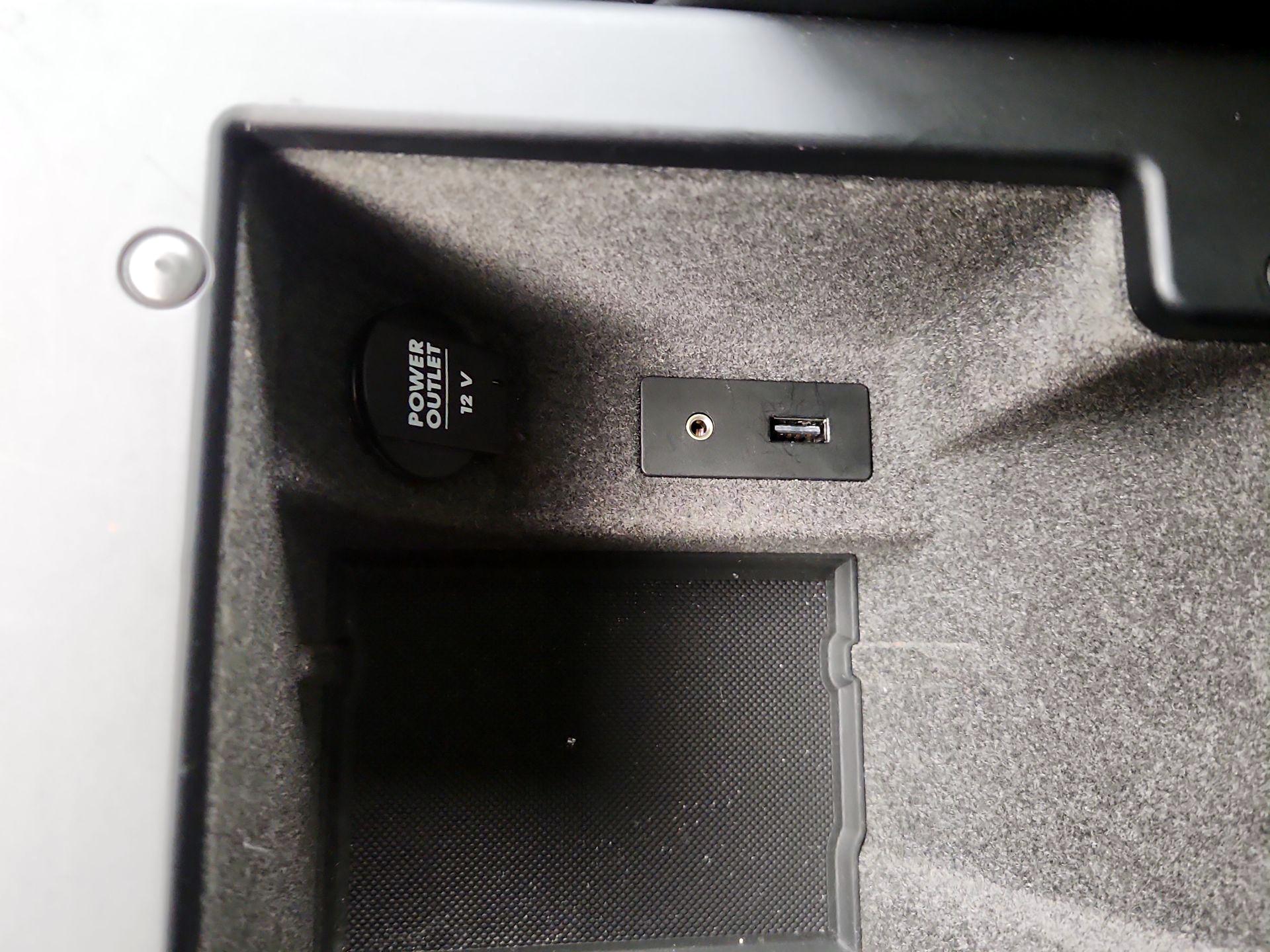 Thumbnail: 2016 Porsche Macan - 18