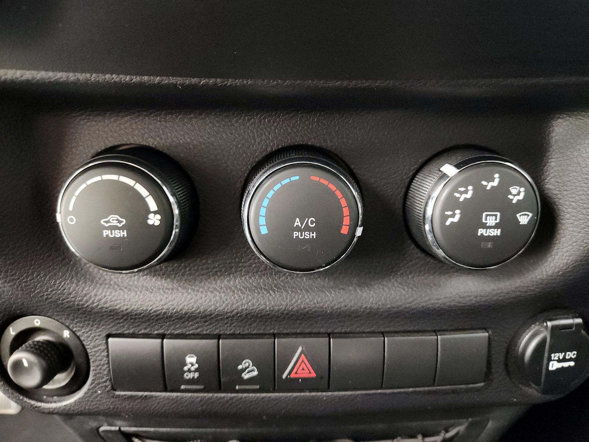 Thumbnail: 2015 Jeep Wrangler - 15