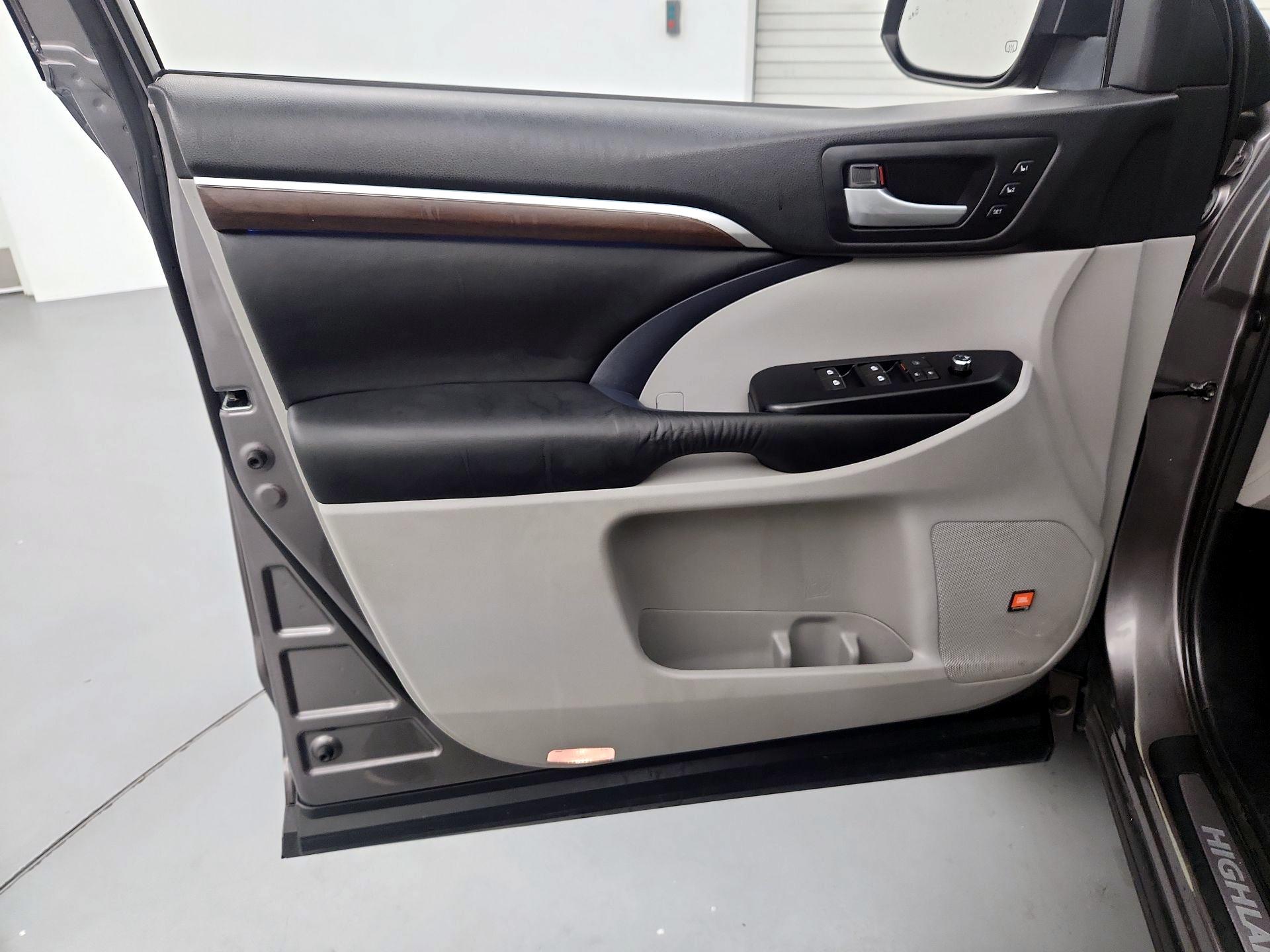 Thumbnail: 2016 Toyota Highlander - 12