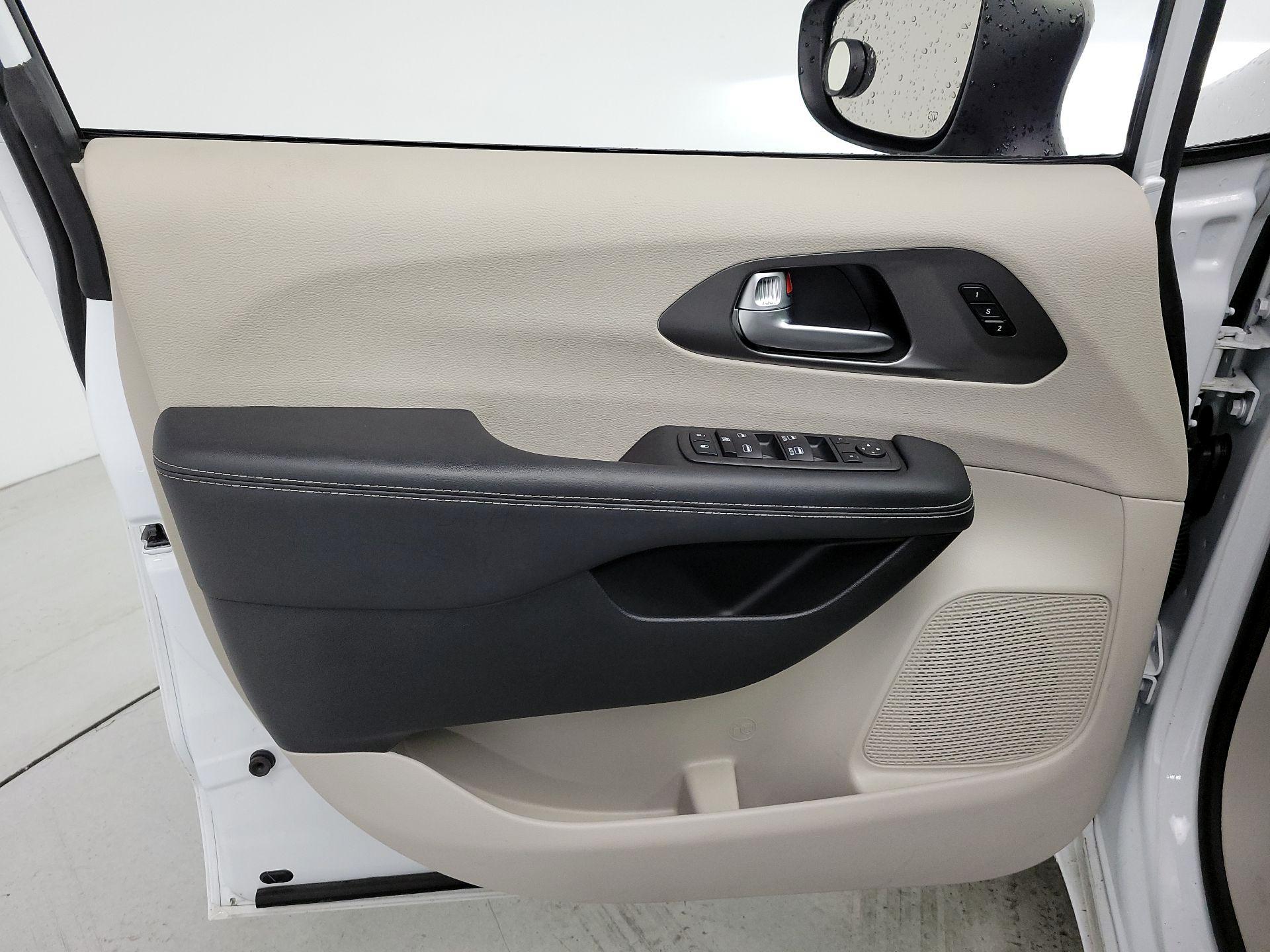 Thumbnail: 2023 Chrysler Pacifica - 12