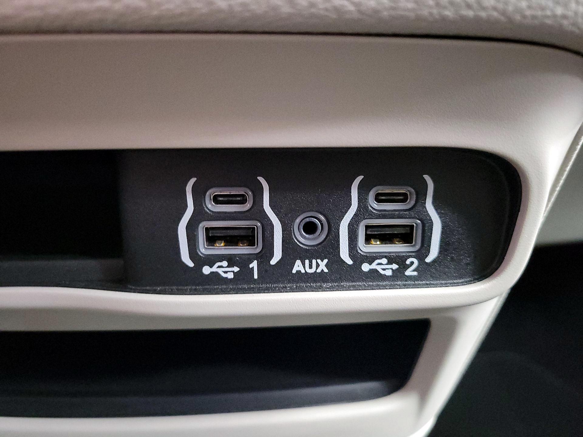 Thumbnail: 2023 Chrysler Pacifica - 18