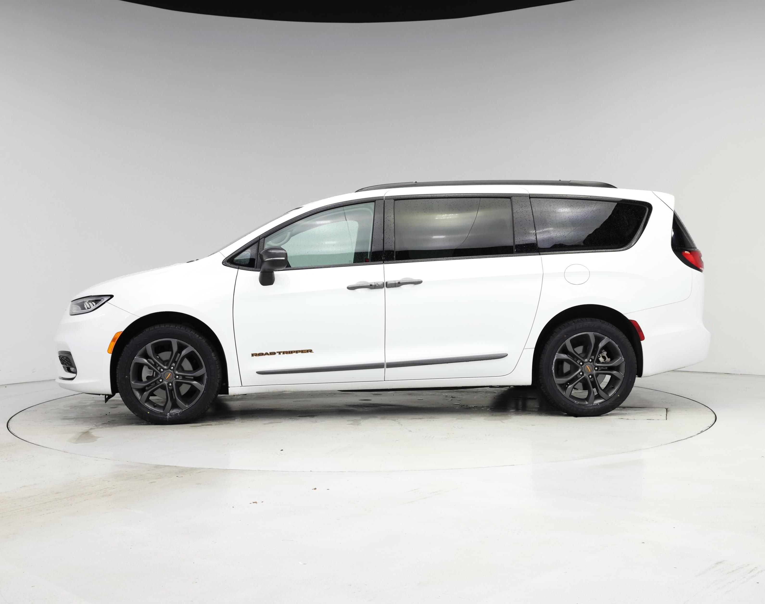 Thumbnail: 2023 Chrysler Pacifica - 3