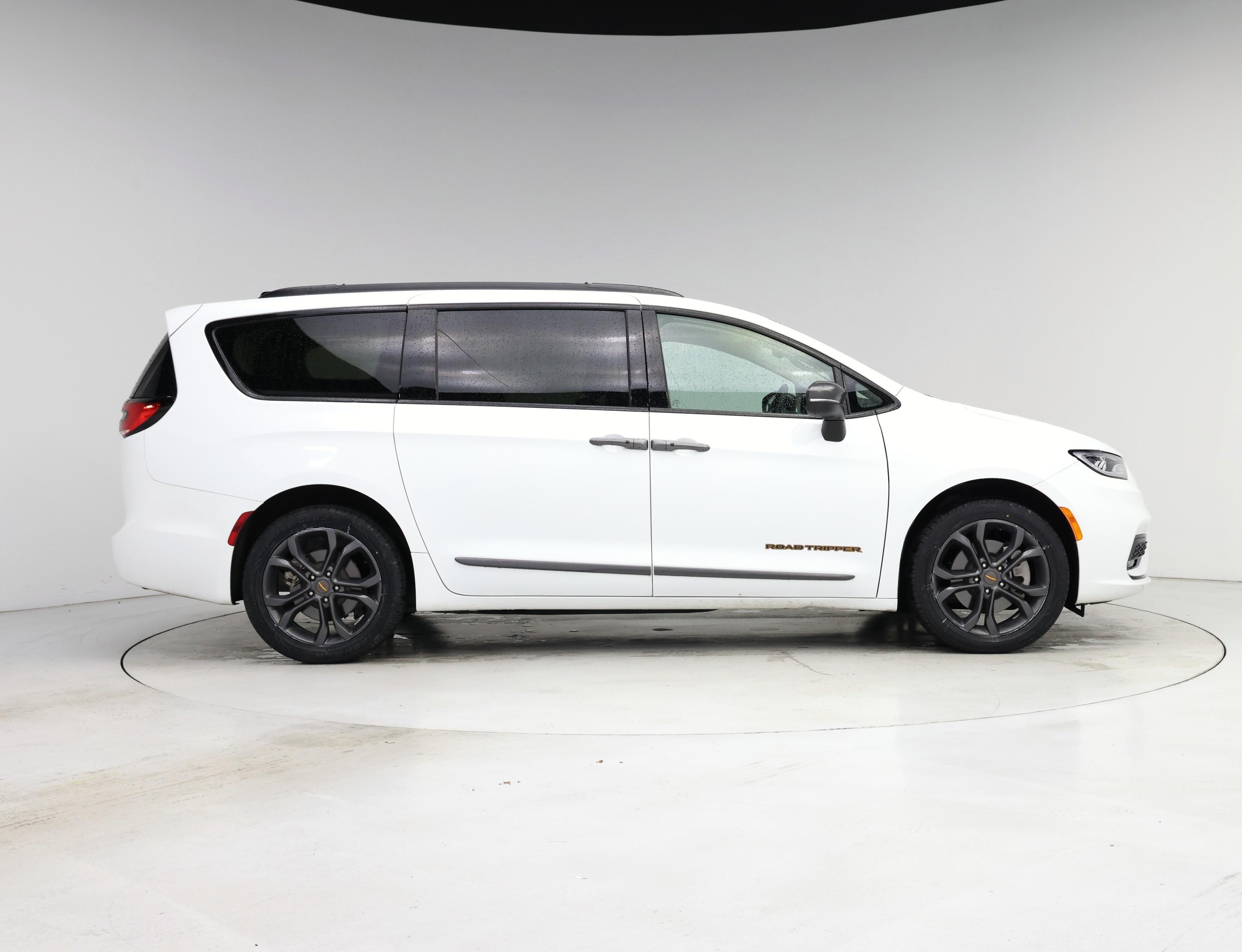 Thumbnail: 2023 Chrysler Pacifica - 7