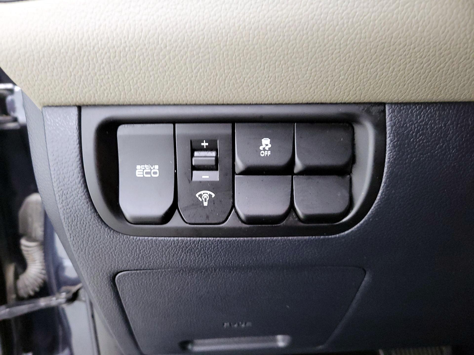 Thumbnail: 2016 Kia Rio - 13