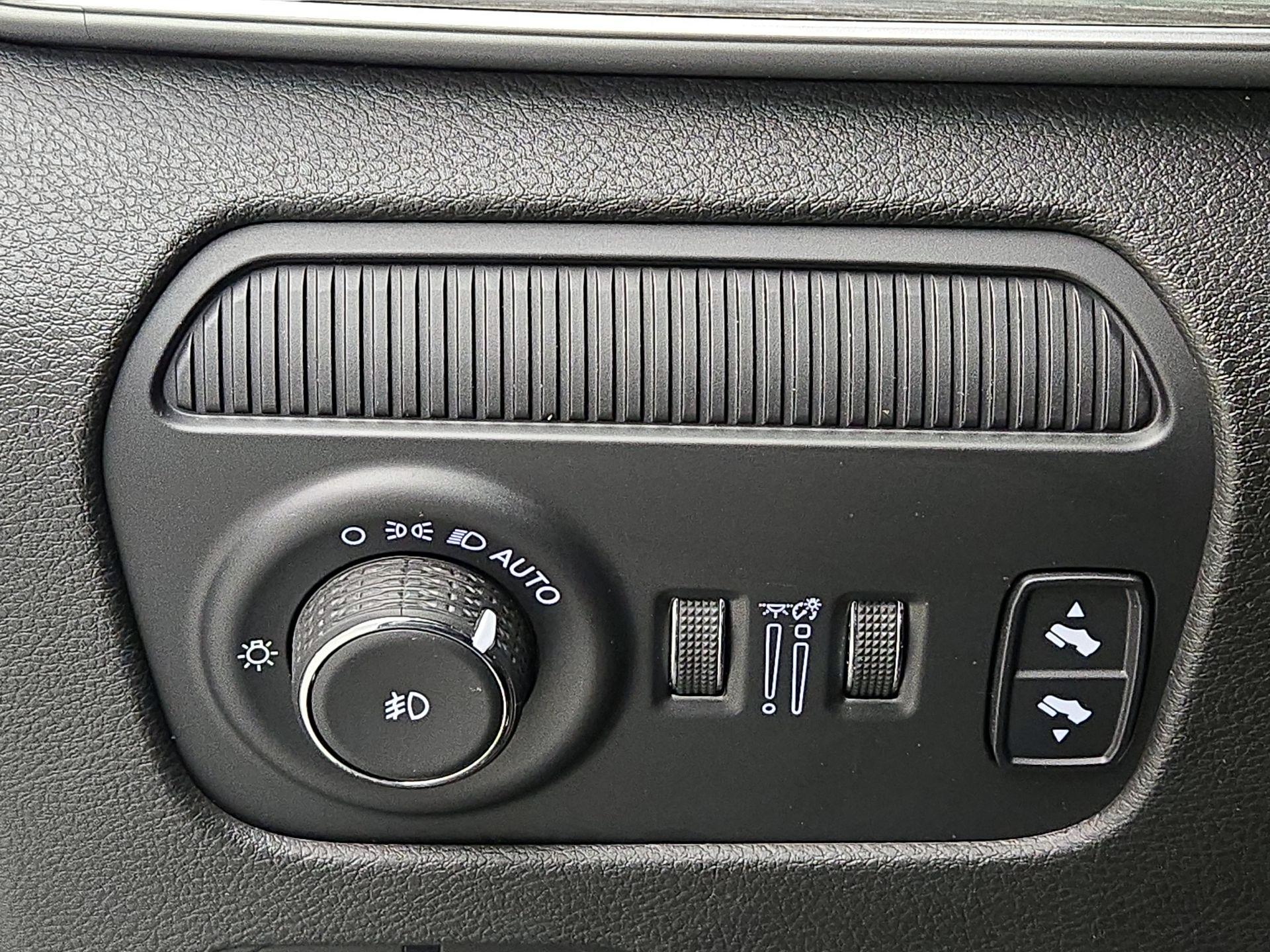 Thumbnail: 2023 Jeep Wagoneer - 13