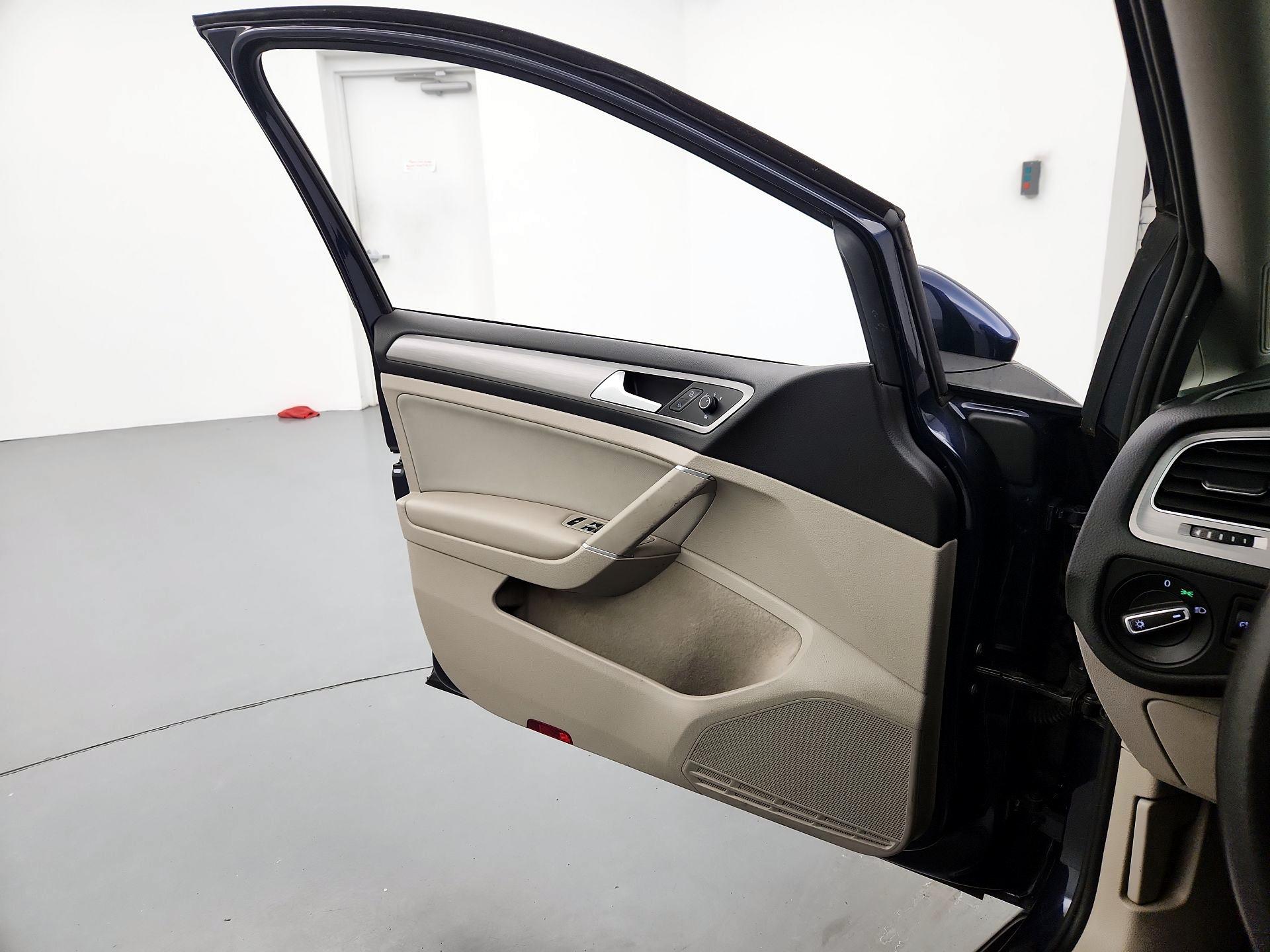 Thumbnail: 2017 Volkswagen Golf - 12