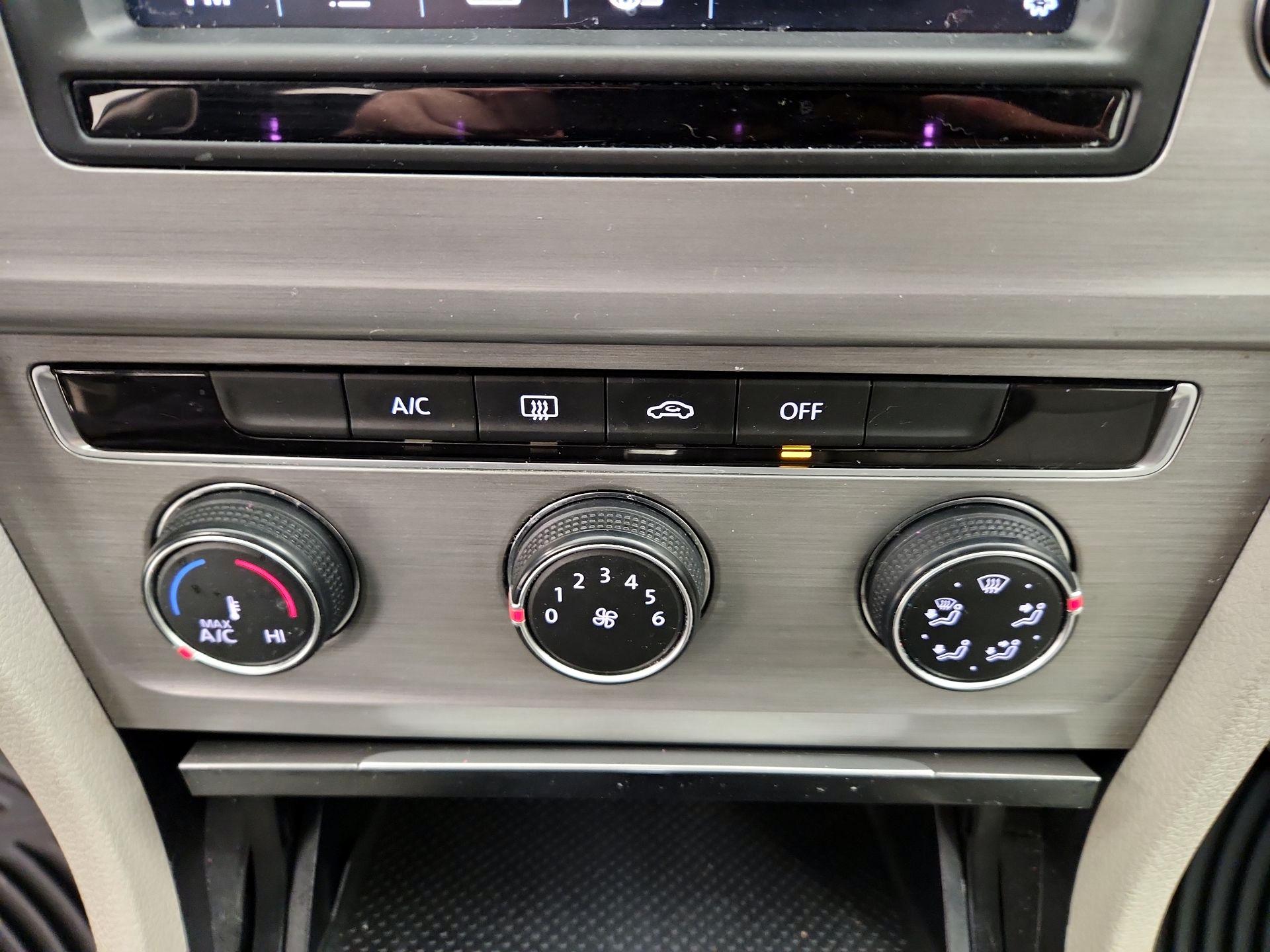 Thumbnail: 2017 Volkswagen Golf - 16