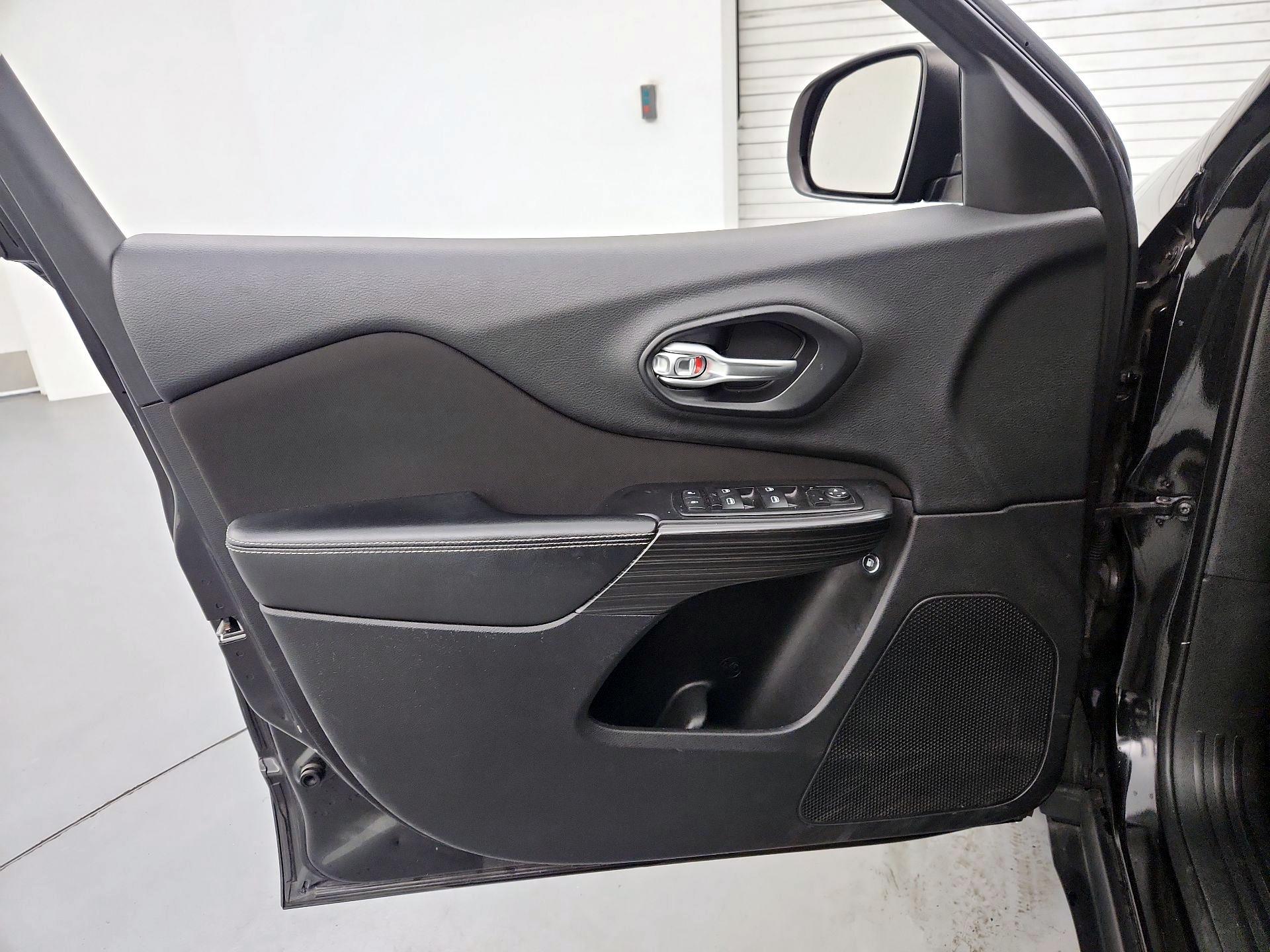 Thumbnail: 2015 Jeep Cherokee - 12