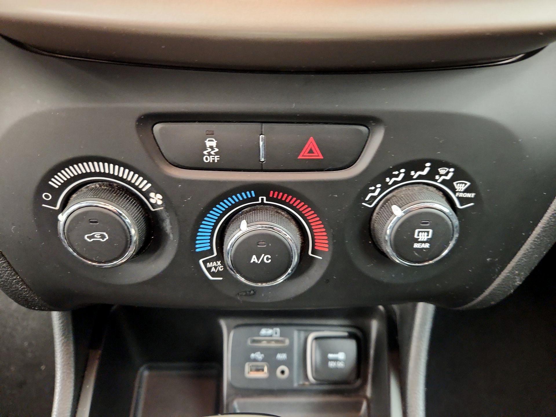 Thumbnail: 2015 Jeep Cherokee - 17