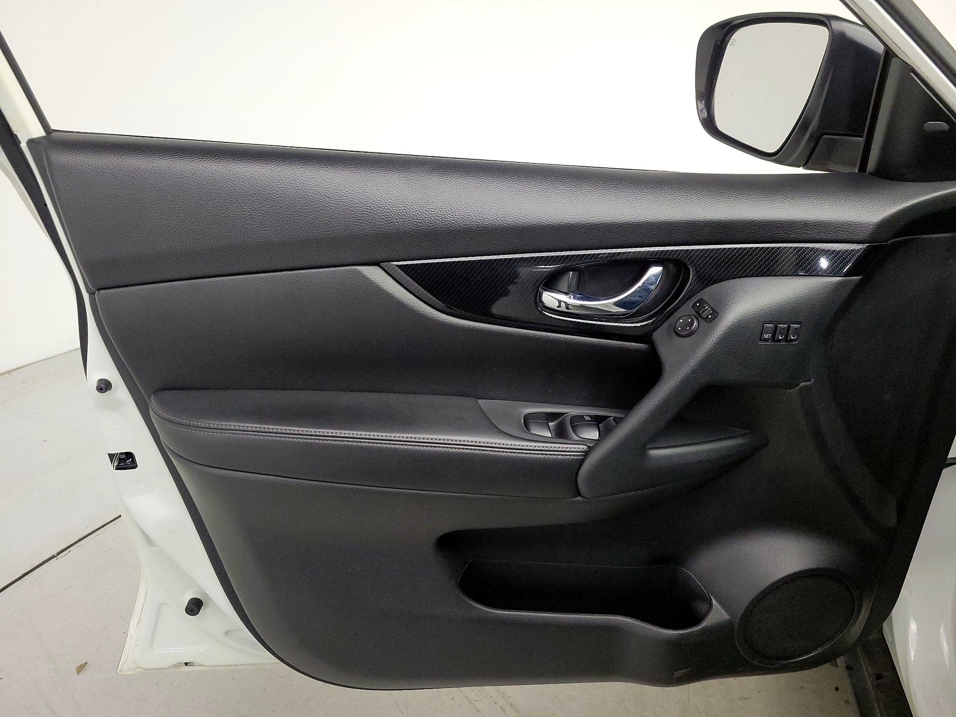 Thumbnail: 2017 Nissan Rogue - 12