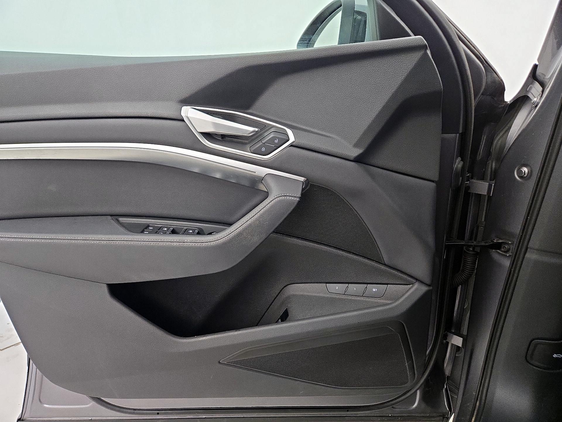 Thumbnail: 2022 Audi e-tron - 12