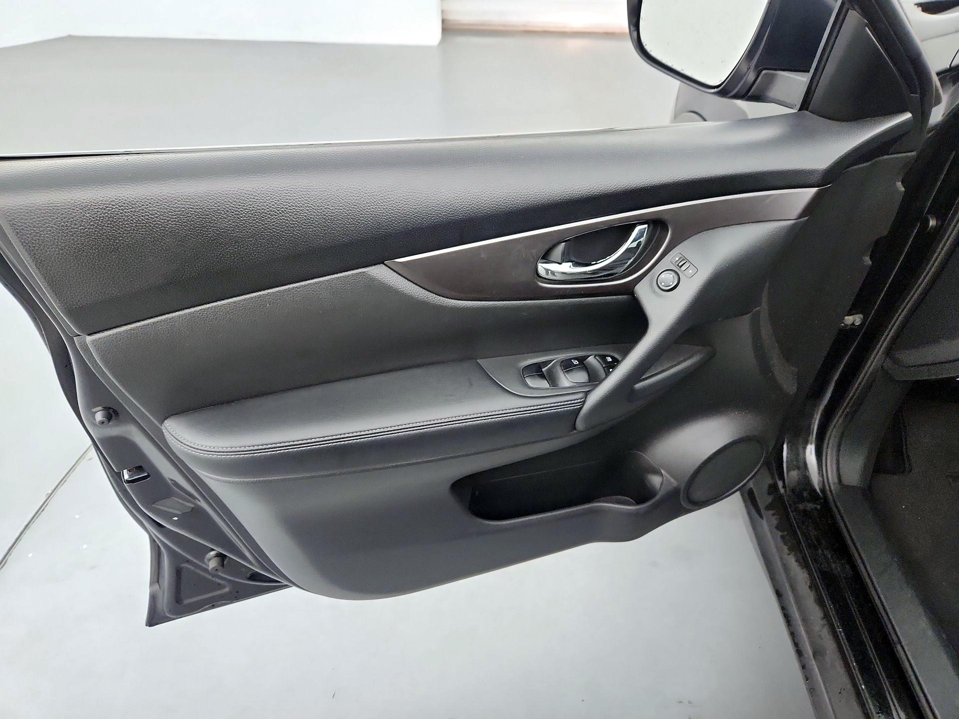 Thumbnail: 2016 Nissan Rogue - 12