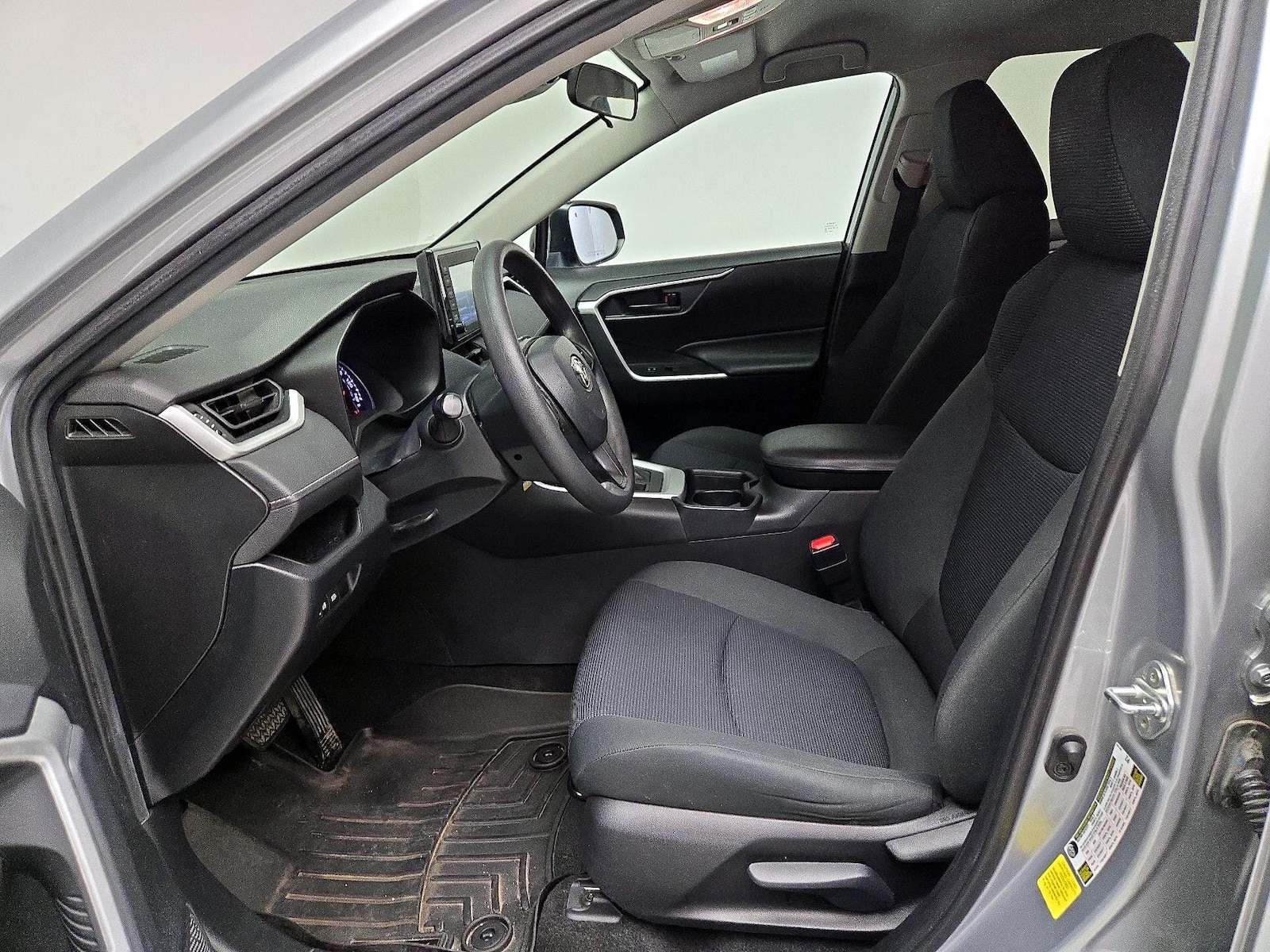2020 Toyota RAV4 LE - Photo 12