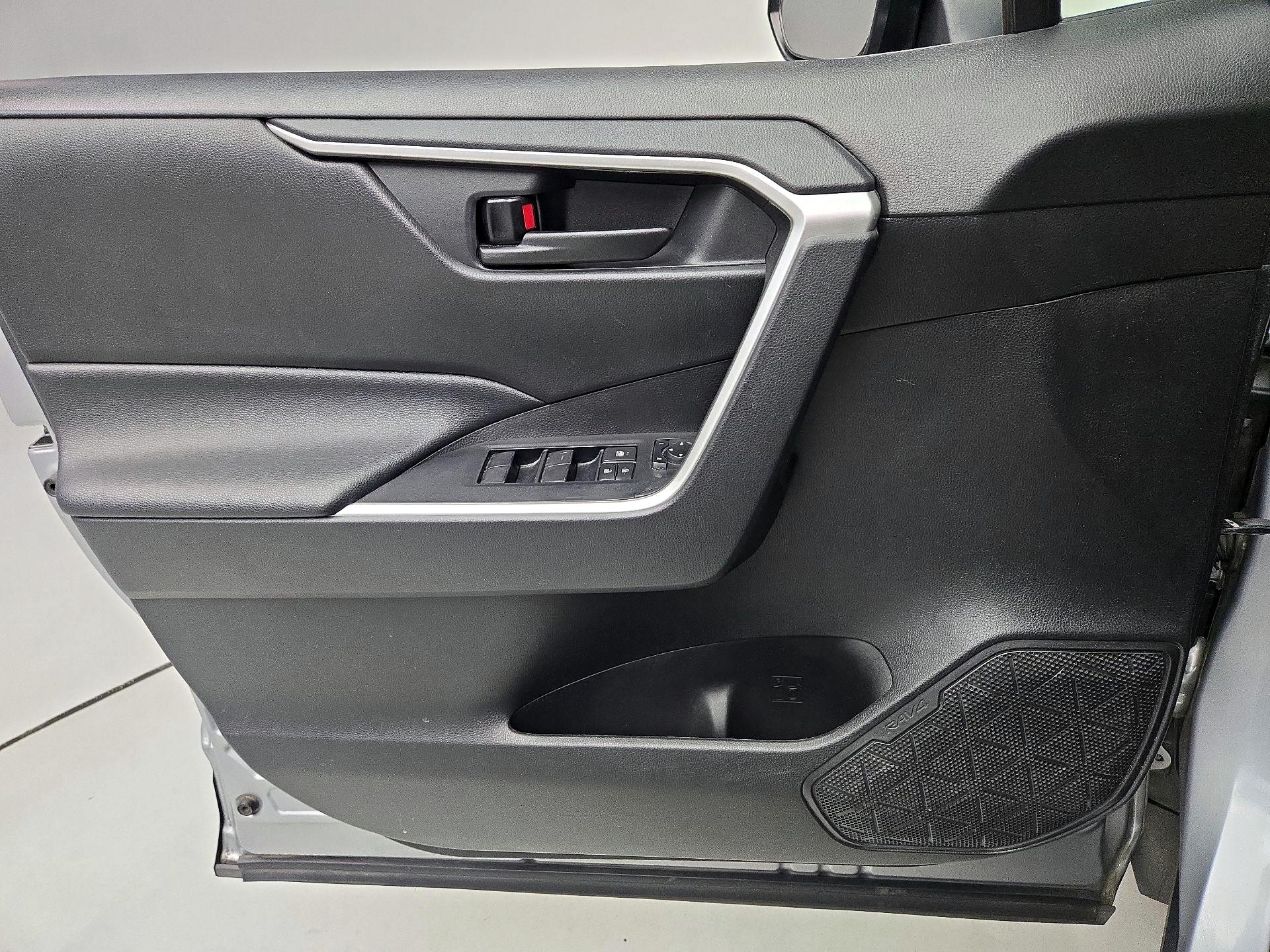 Thumbnail: 2020 Toyota RAV4 - 12