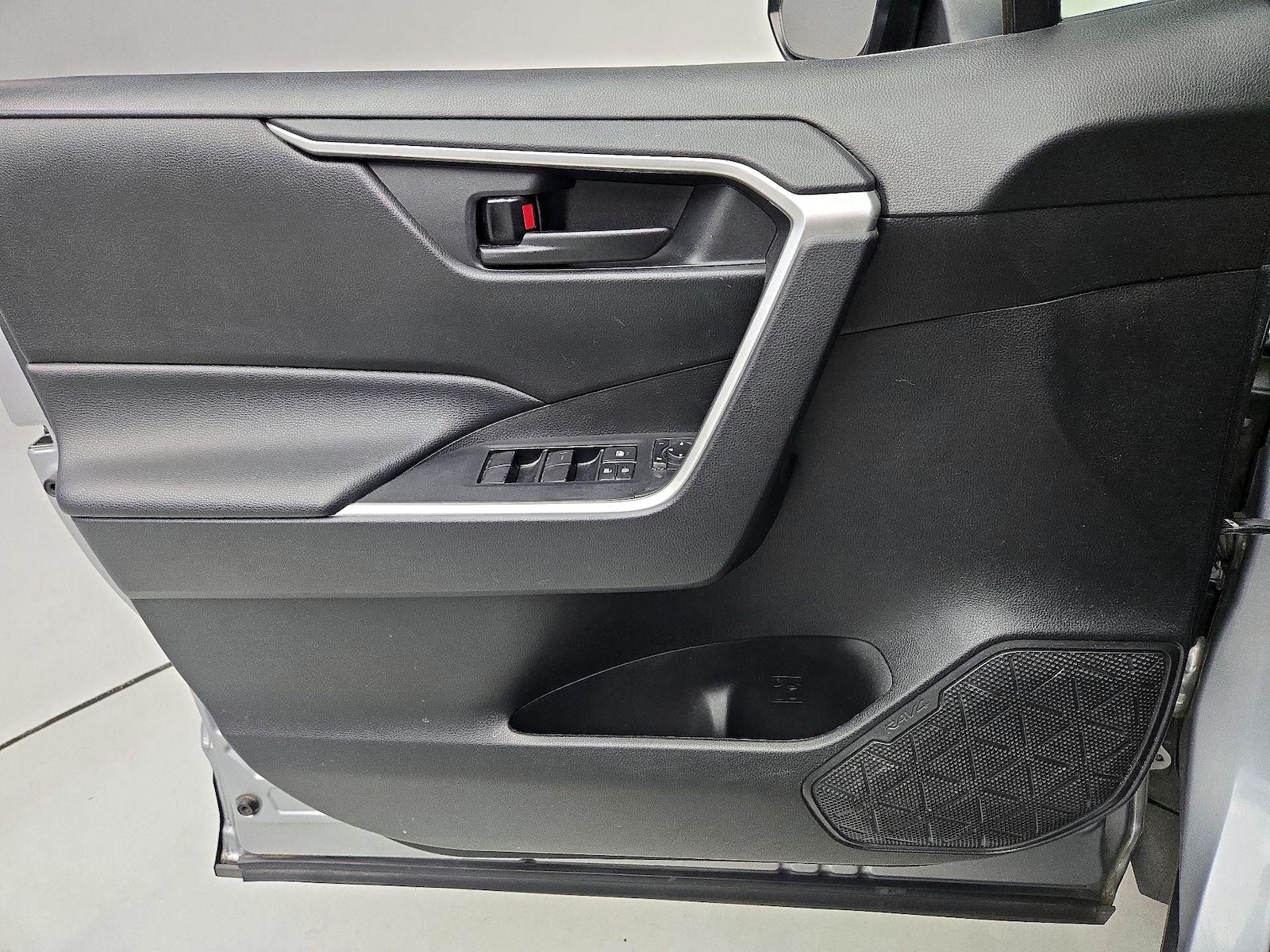 2020 Toyota RAV4 LE - Photo 13