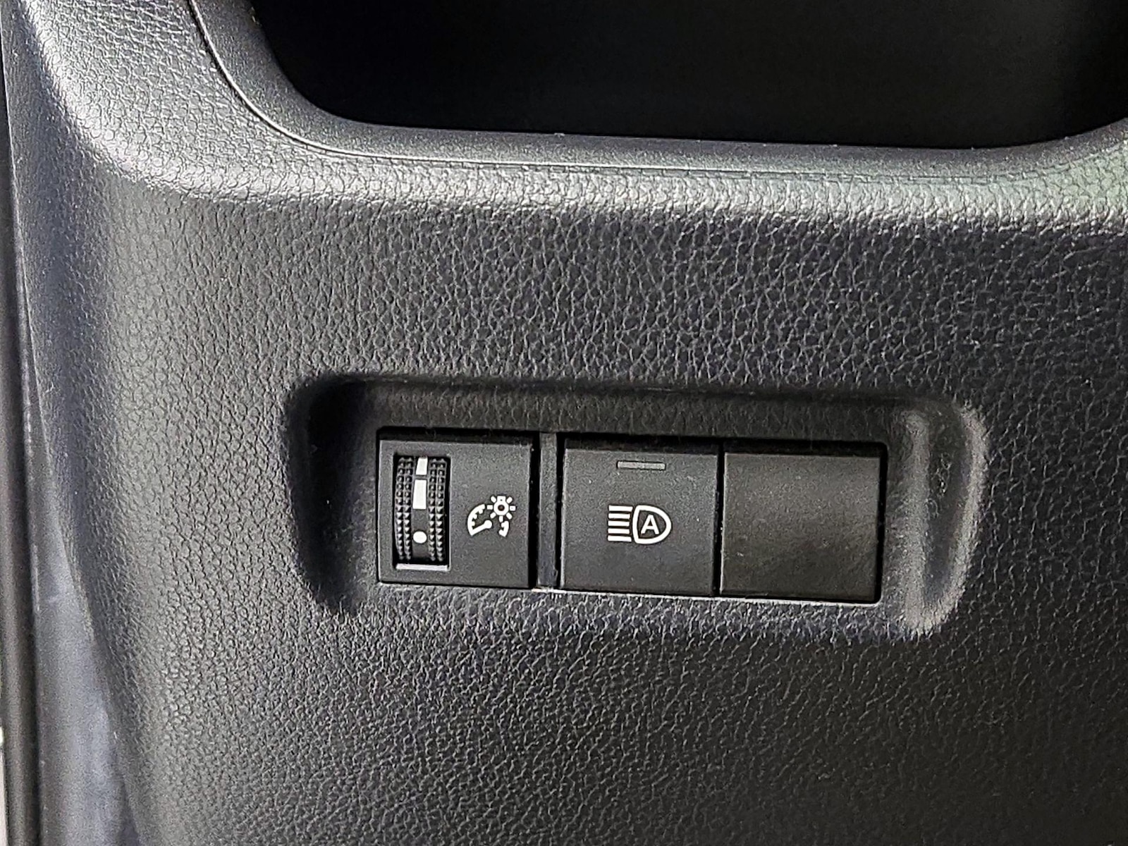 2020 Toyota RAV4 LE - Photo 14