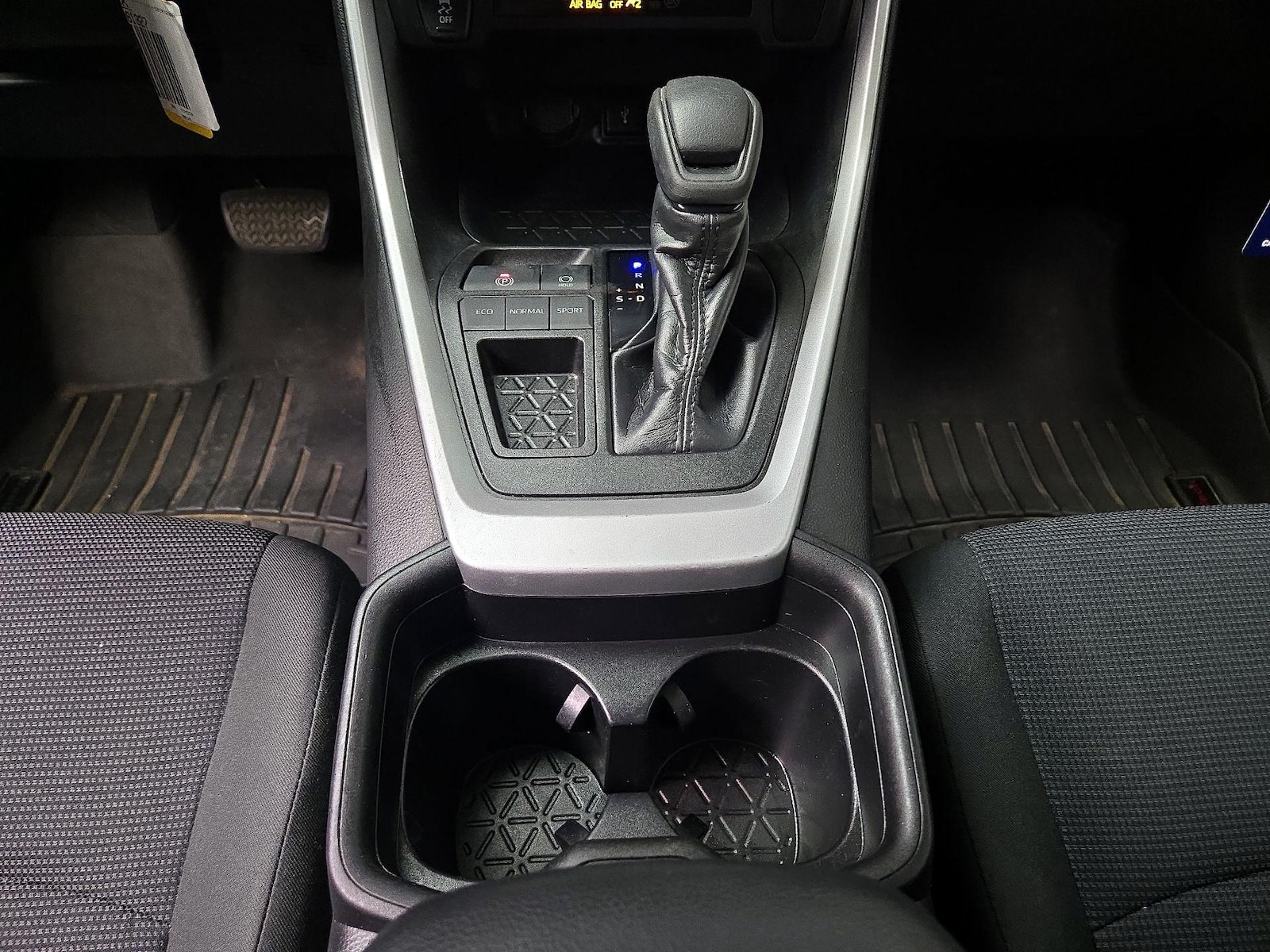 2020 Toyota RAV4 LE - Photo 18