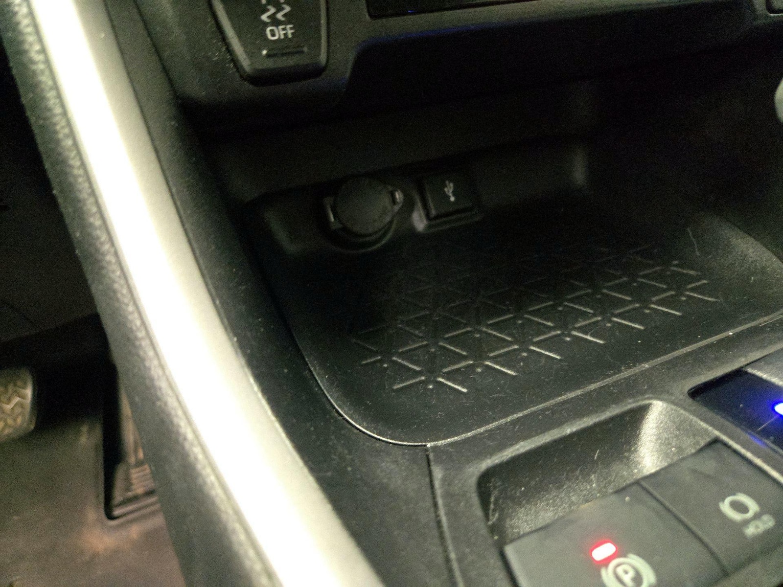 2020 Toyota RAV4 LE - Photo 19