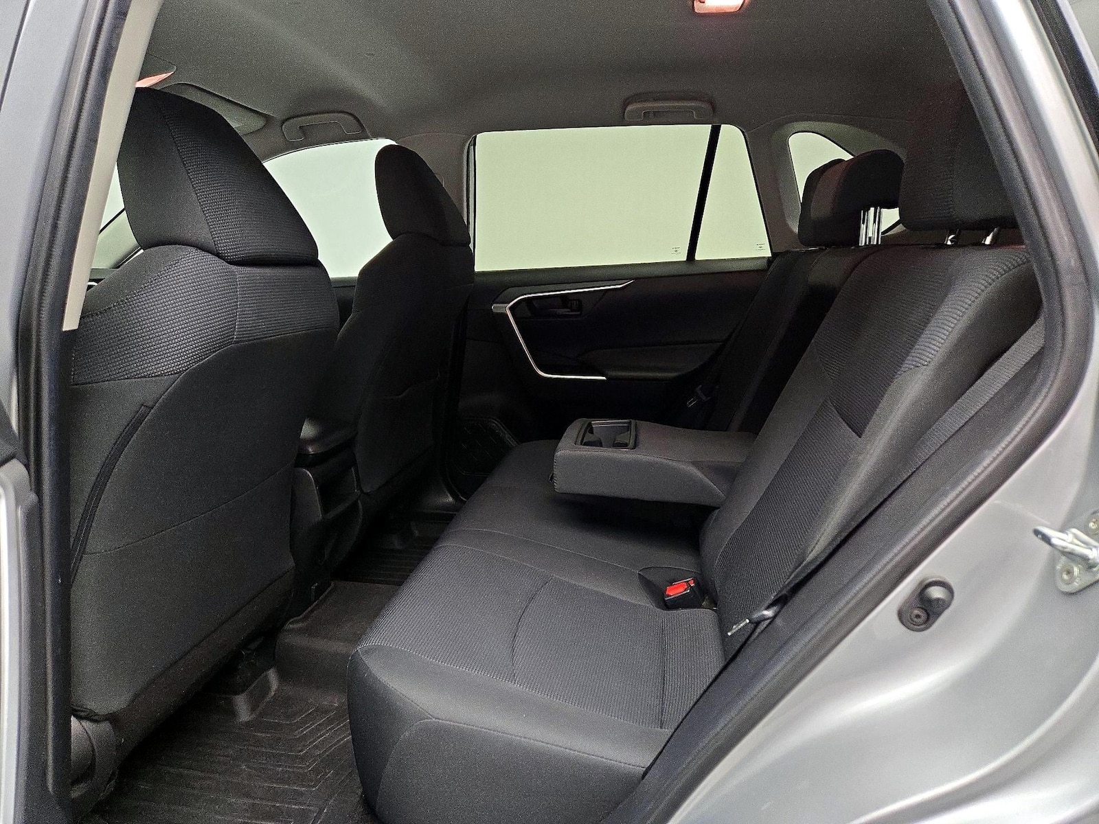 2020 Toyota RAV4 LE - Photo 20