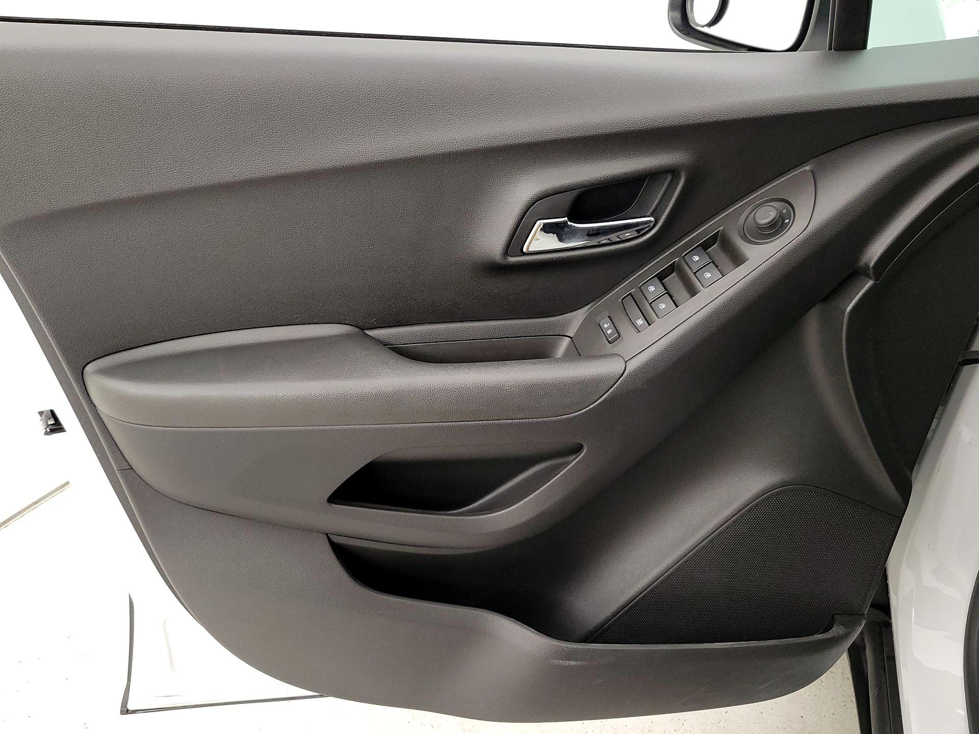 Thumbnail: 2017 Chevrolet Trax - 12