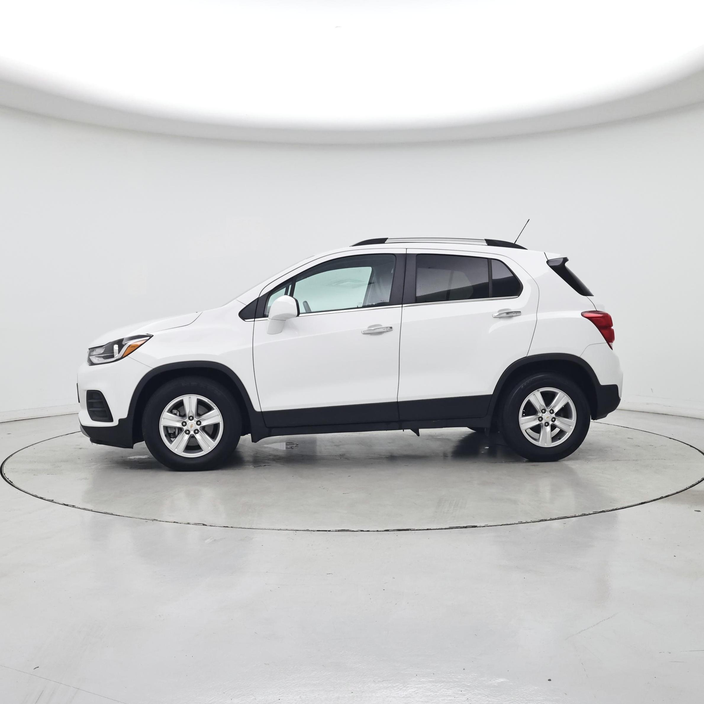 Thumbnail: 2017 Chevrolet Trax - 3