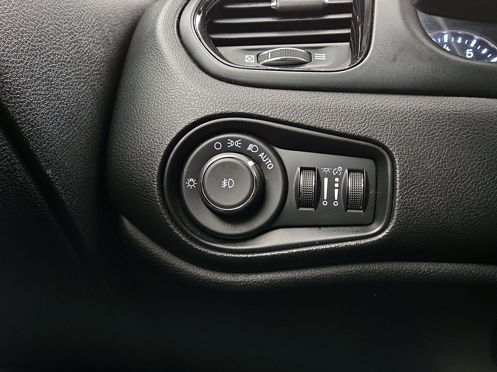 Thumbnail: 2018 Jeep Renegade - 13