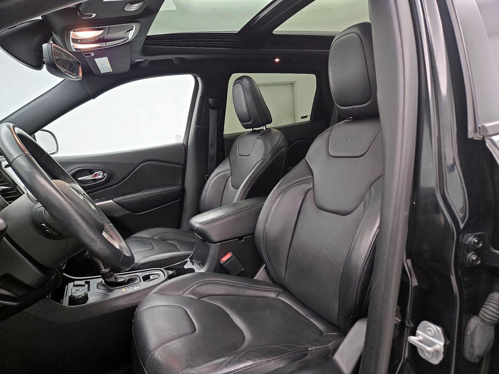 Thumbnail: 2019 Jeep Cherokee - 11