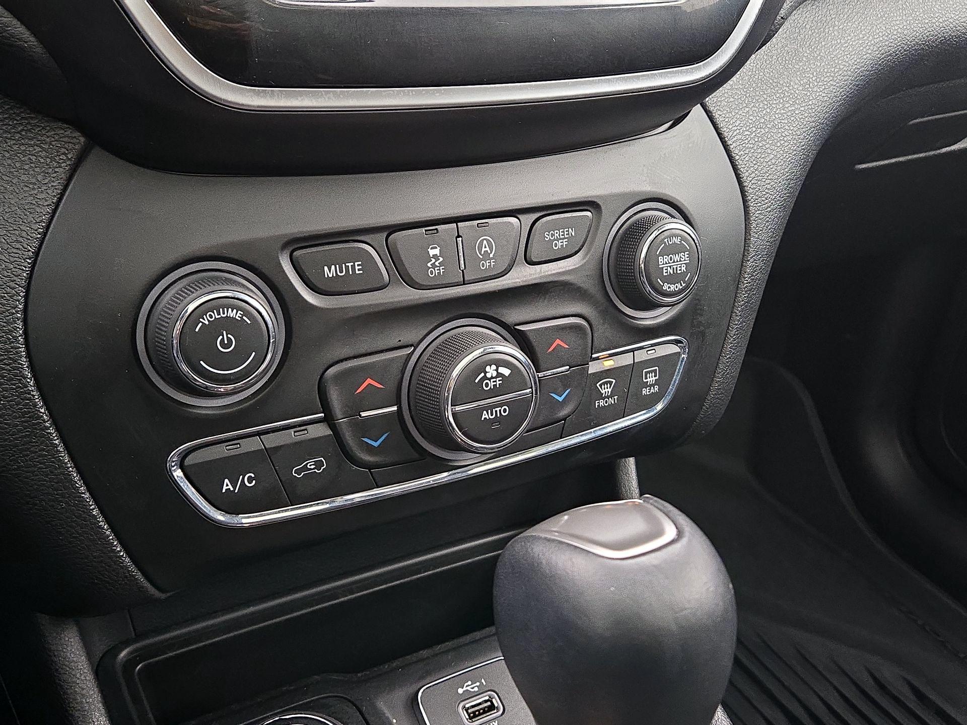 Thumbnail: 2019 Jeep Cherokee - 16