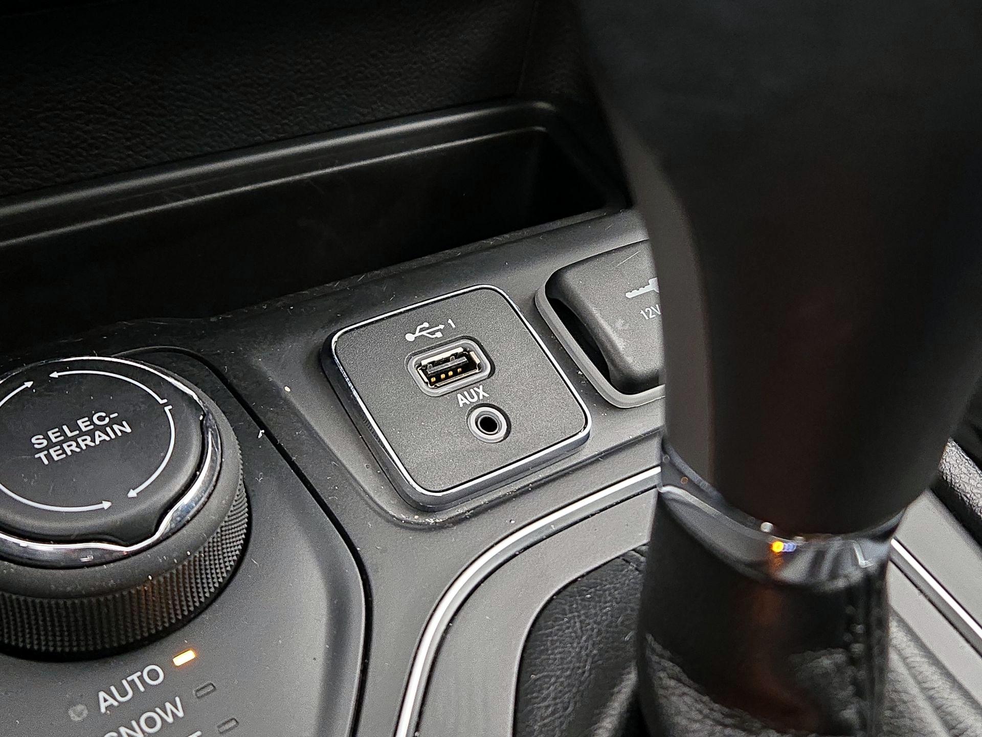 Thumbnail: 2019 Jeep Cherokee - 18