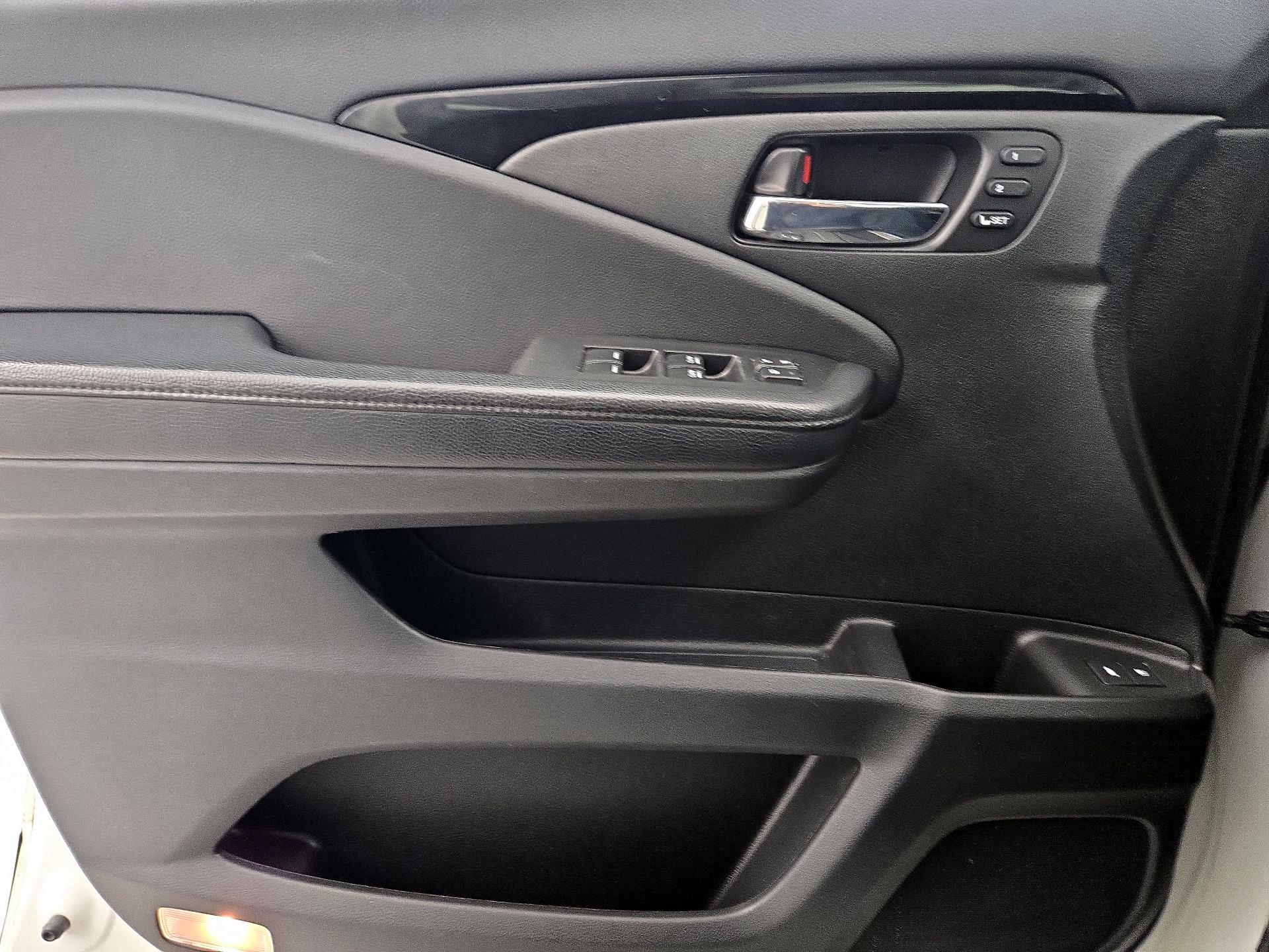 Thumbnail: 2017 Honda Pilot - 12