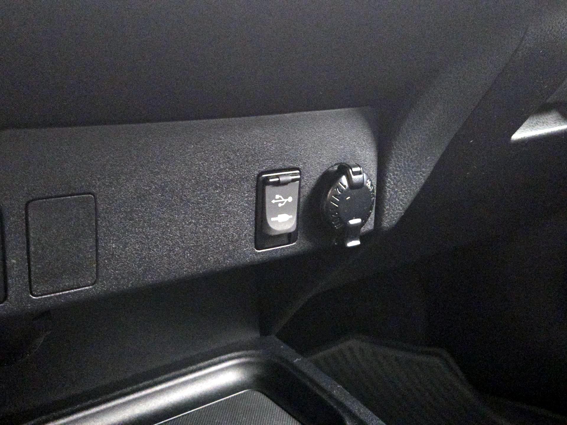 Thumbnail: 2018 Toyota RAV4 - 18